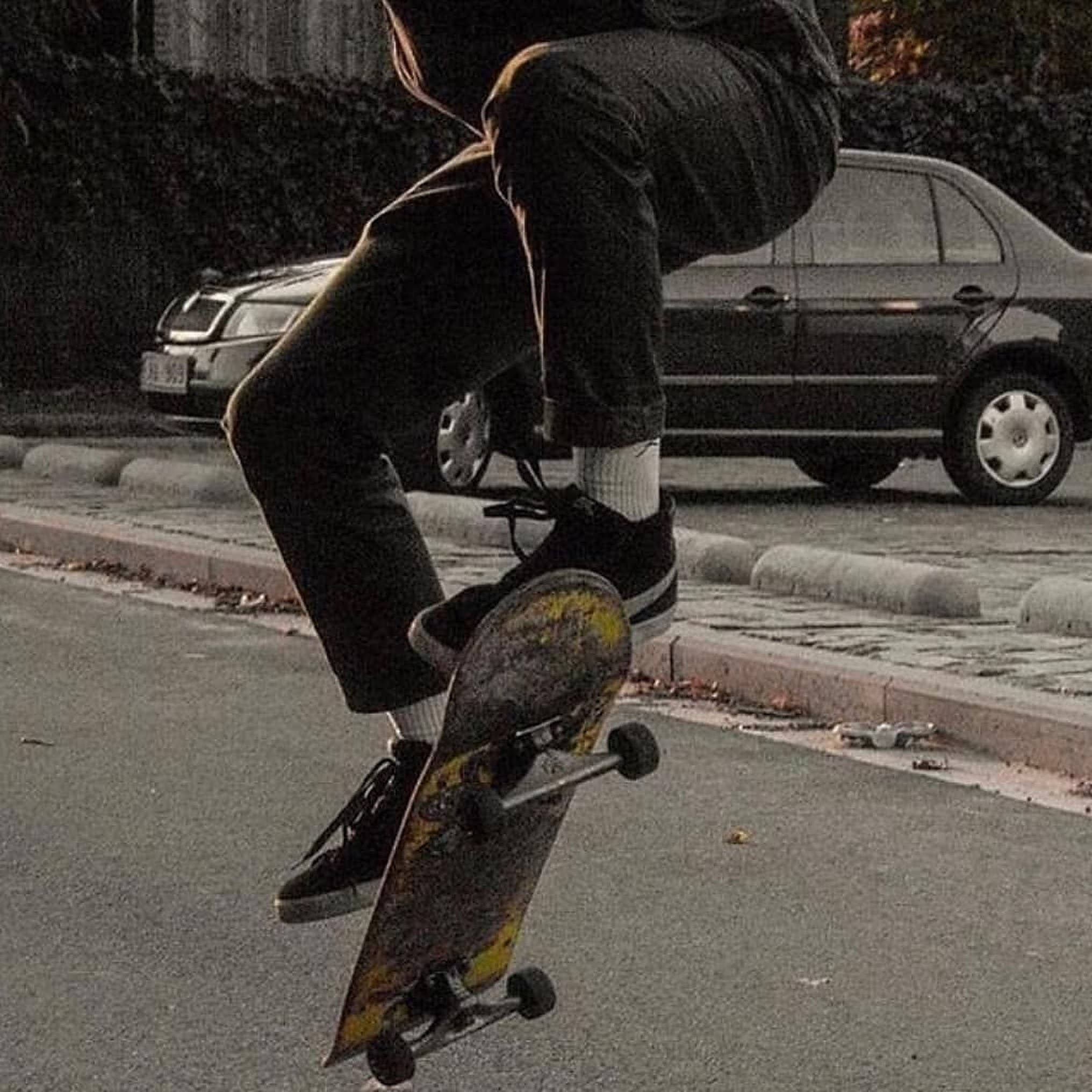 Download Skater Boy In Action Aesthetic Wallpaper