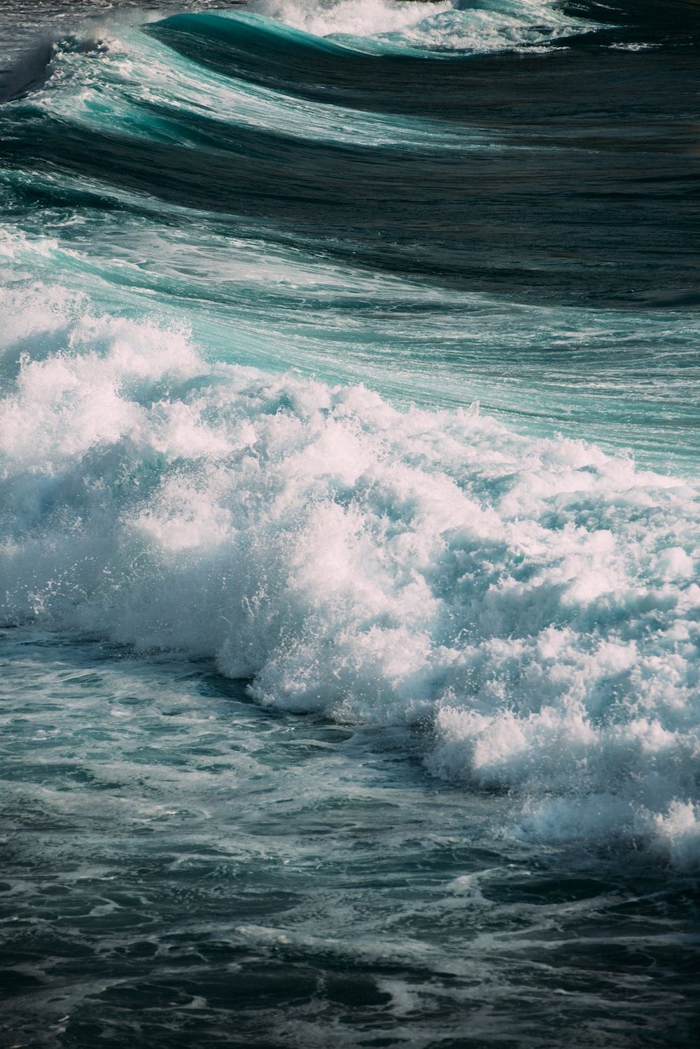 ocean waves crashing on shore during daytime photo