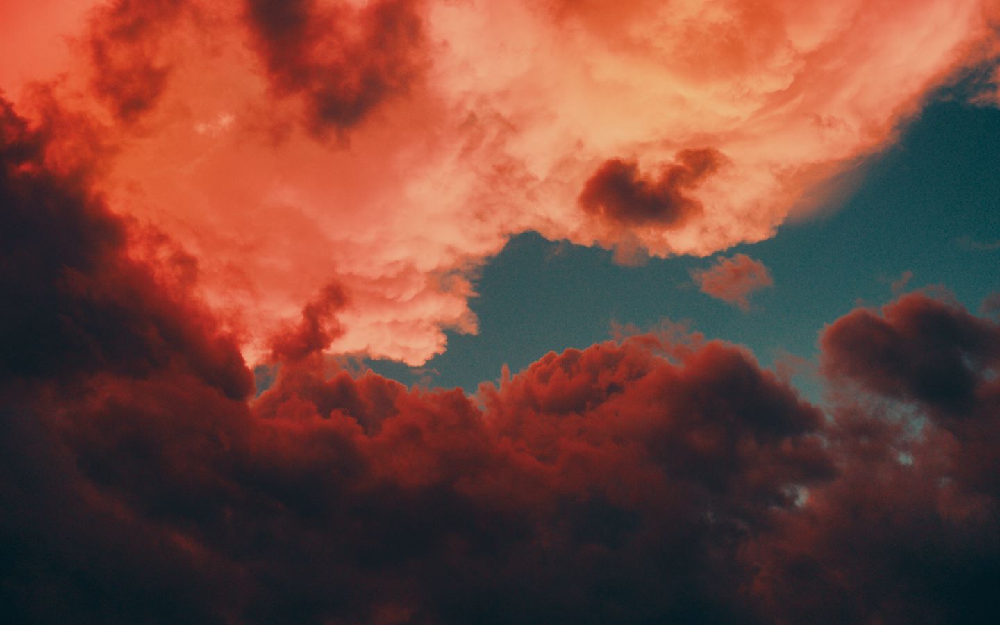 A red sky with clouds - Dark orange, 1440x900