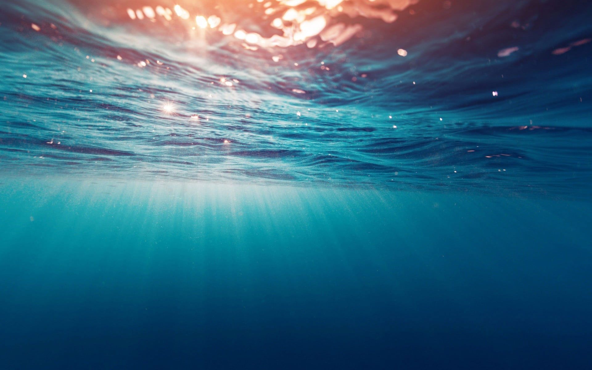 Sunlight shining through the water surface - Underwater