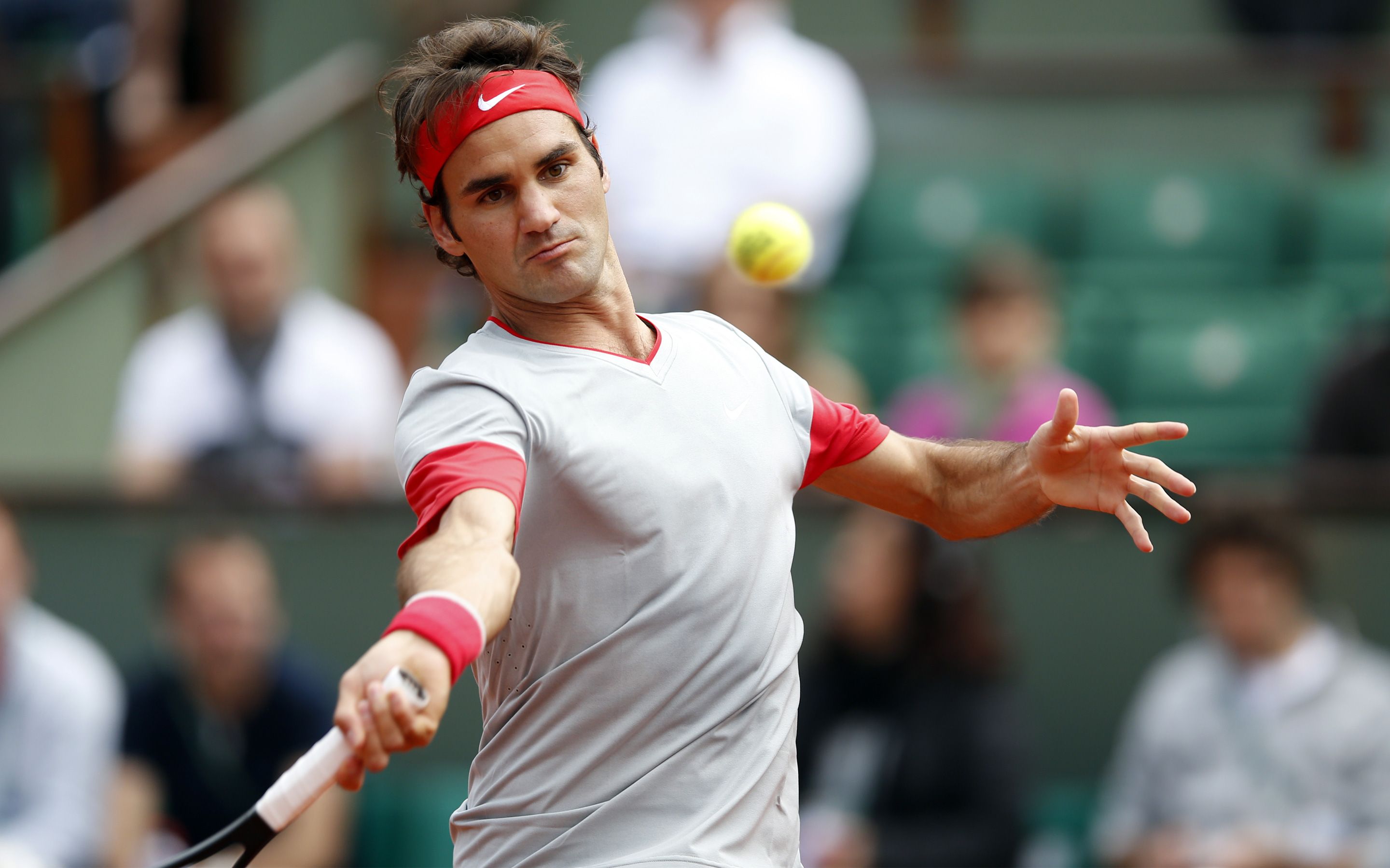 Roger Federer of Switzerland returns the ball to Leonardo Mayer of Argentina during their men's singles match at the French Open tennis tournament at the Roland Garros stadium in Paris - Tennis