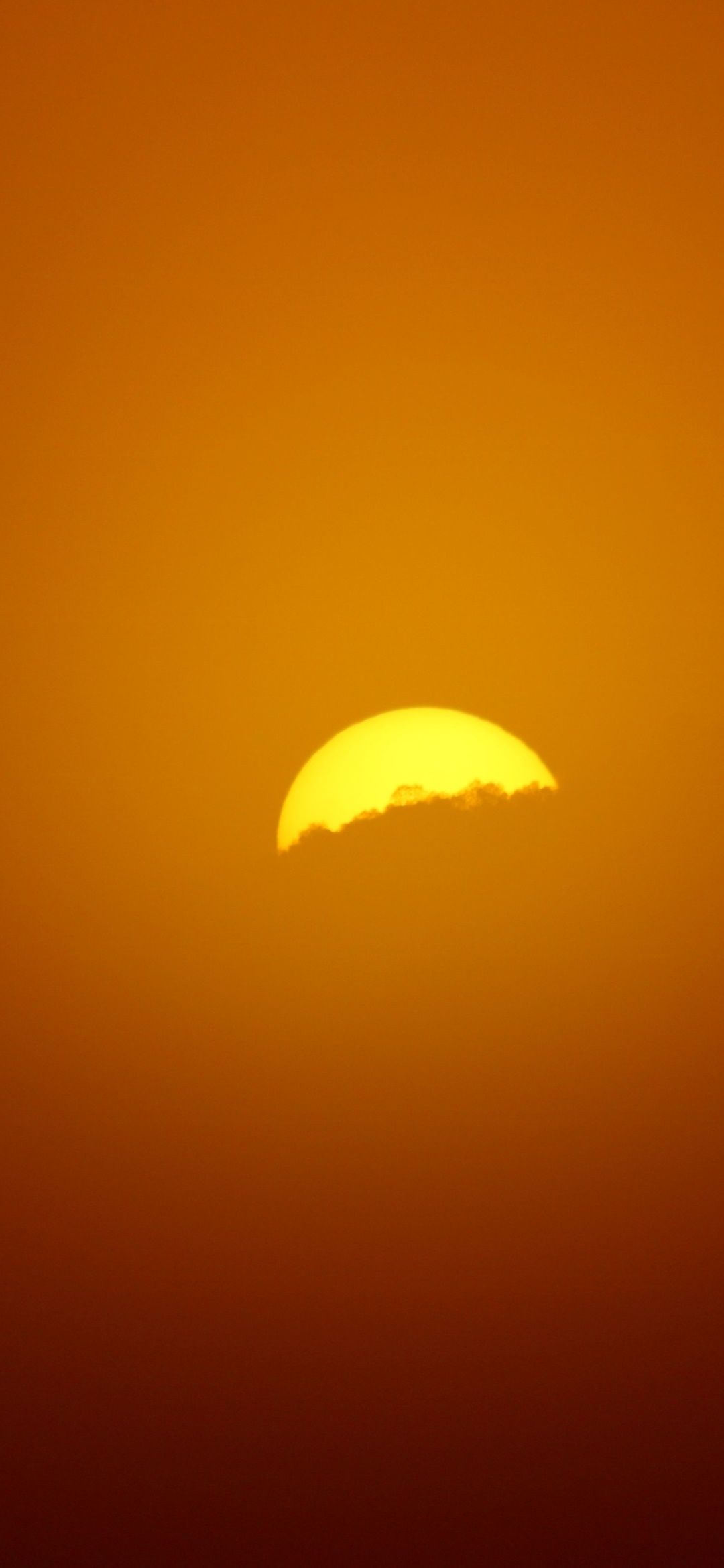 A sunset is seen in the sky - Sun