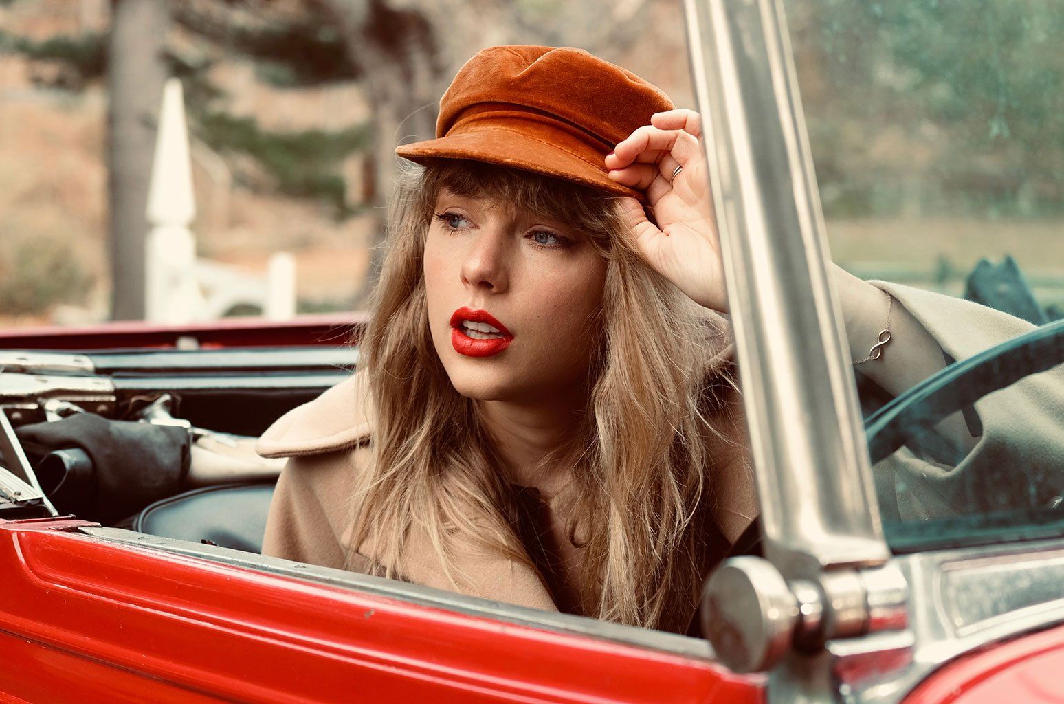Taylor Swift in a car - Taylor Swift