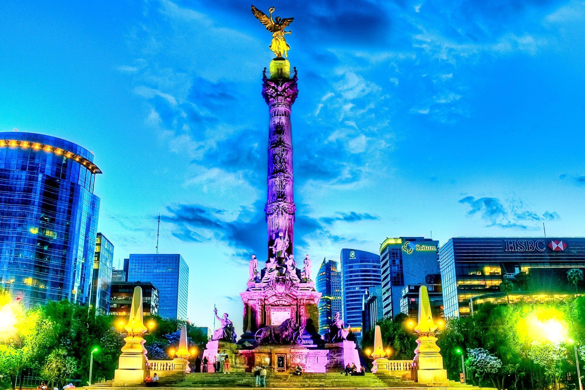 A large monument in the middle of city - Mexico