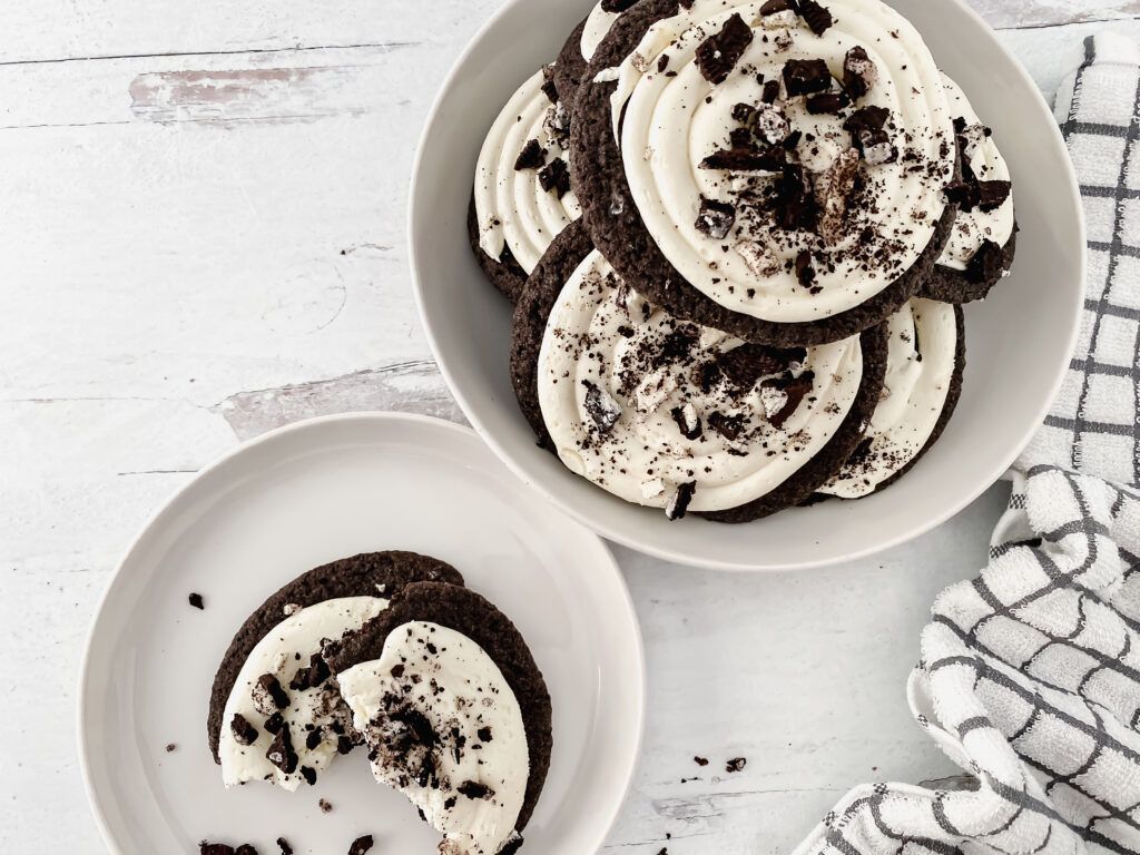 A plate of cookies with white frosting - Oreo