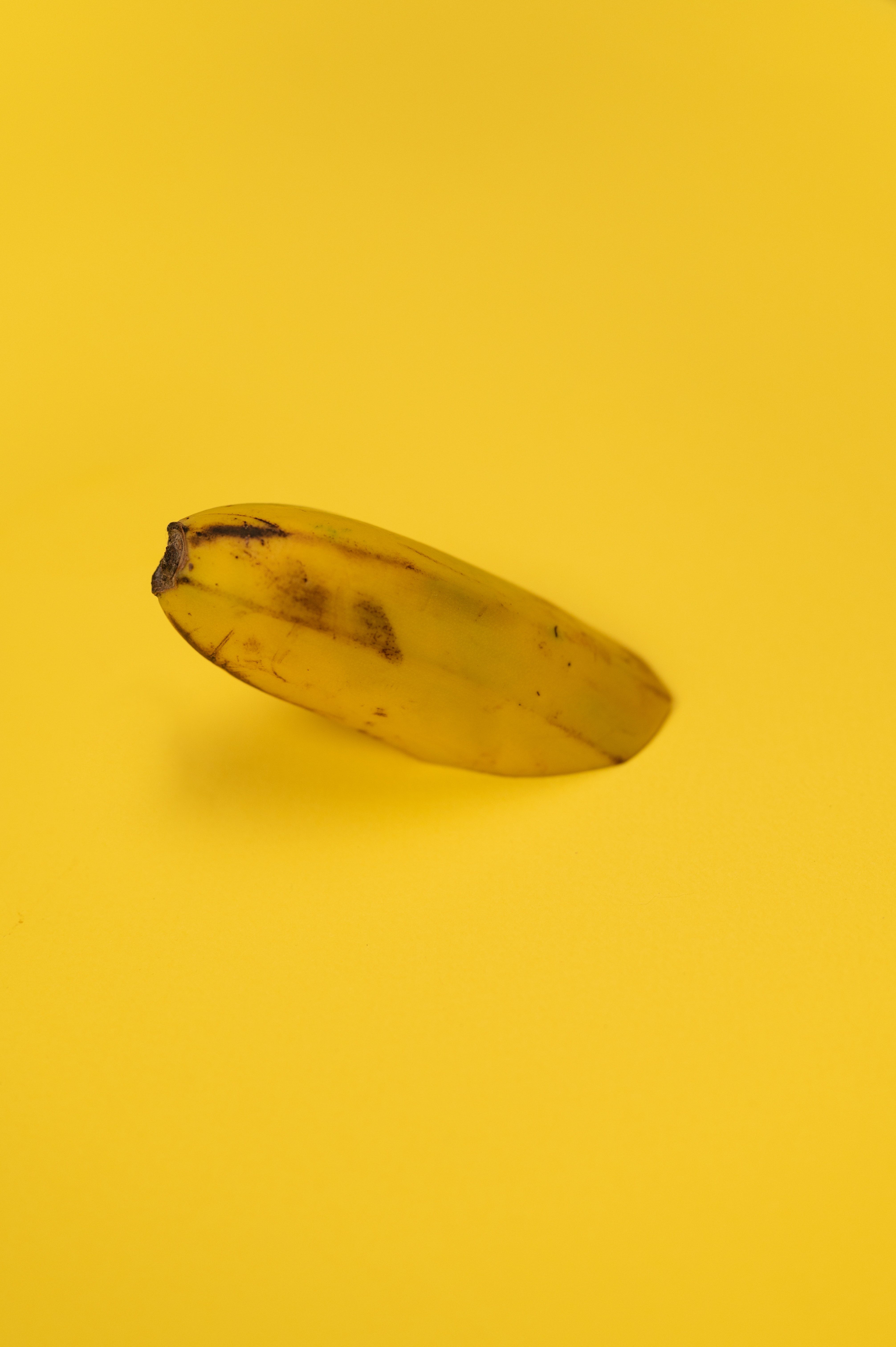 Crop person touching ripe banana peel against partner · Free