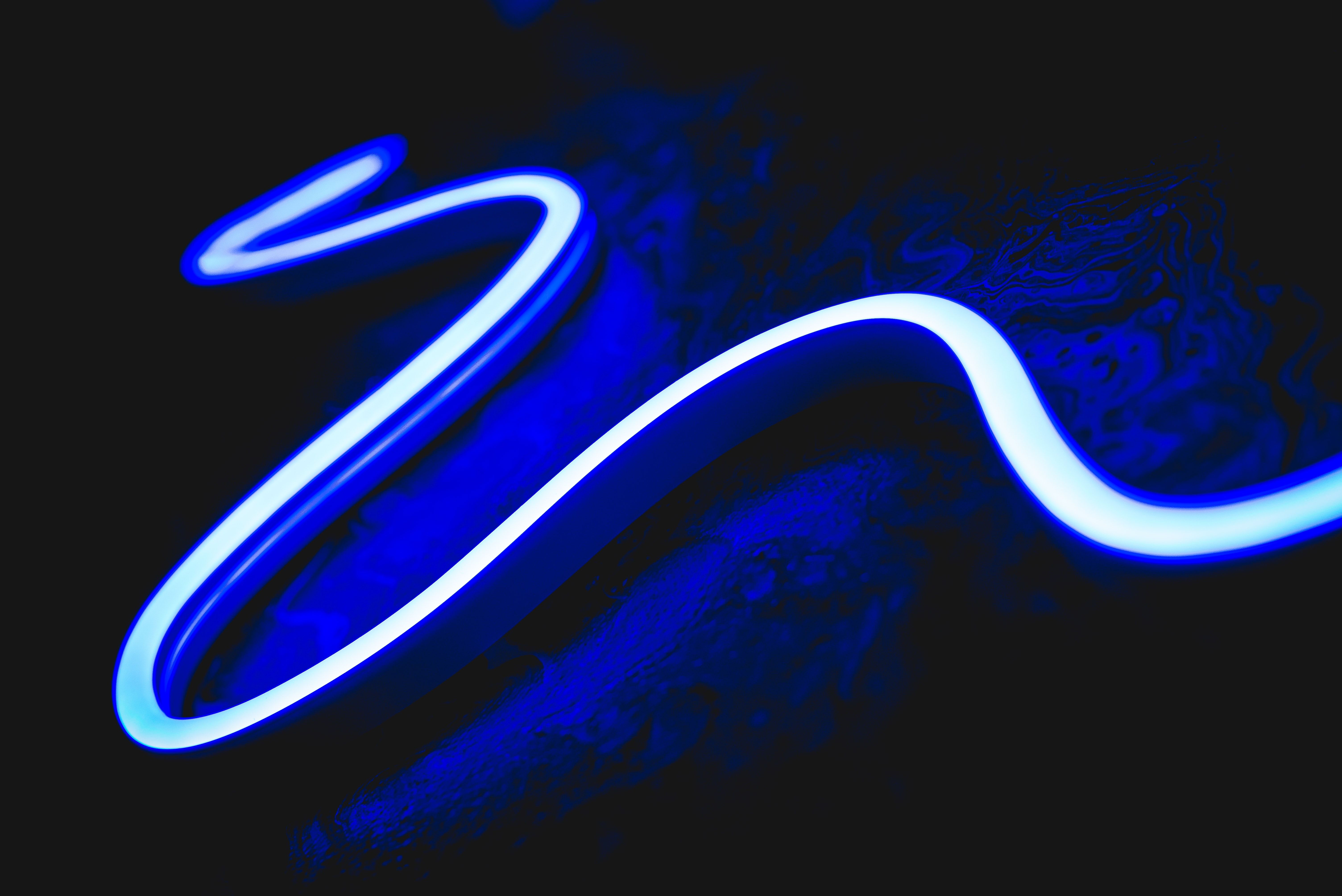 A blue neon light is shining on the wall - Neon blue