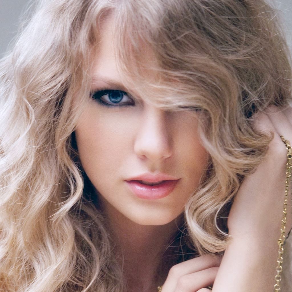 A woman with long blonde hair and blue eyes - Taylor Swift