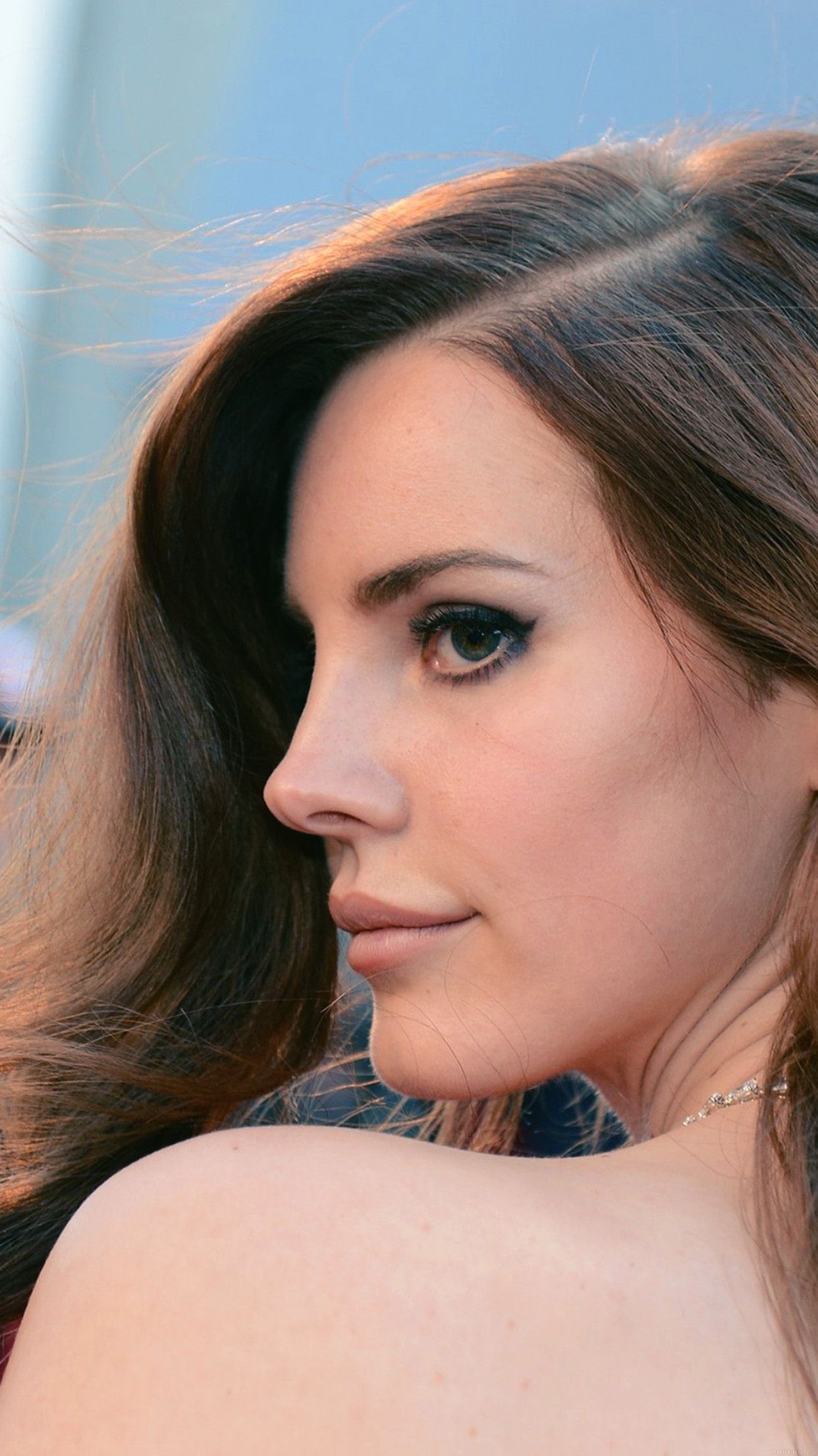 A woman with long hair and wearing makeup - Lana Del Rey