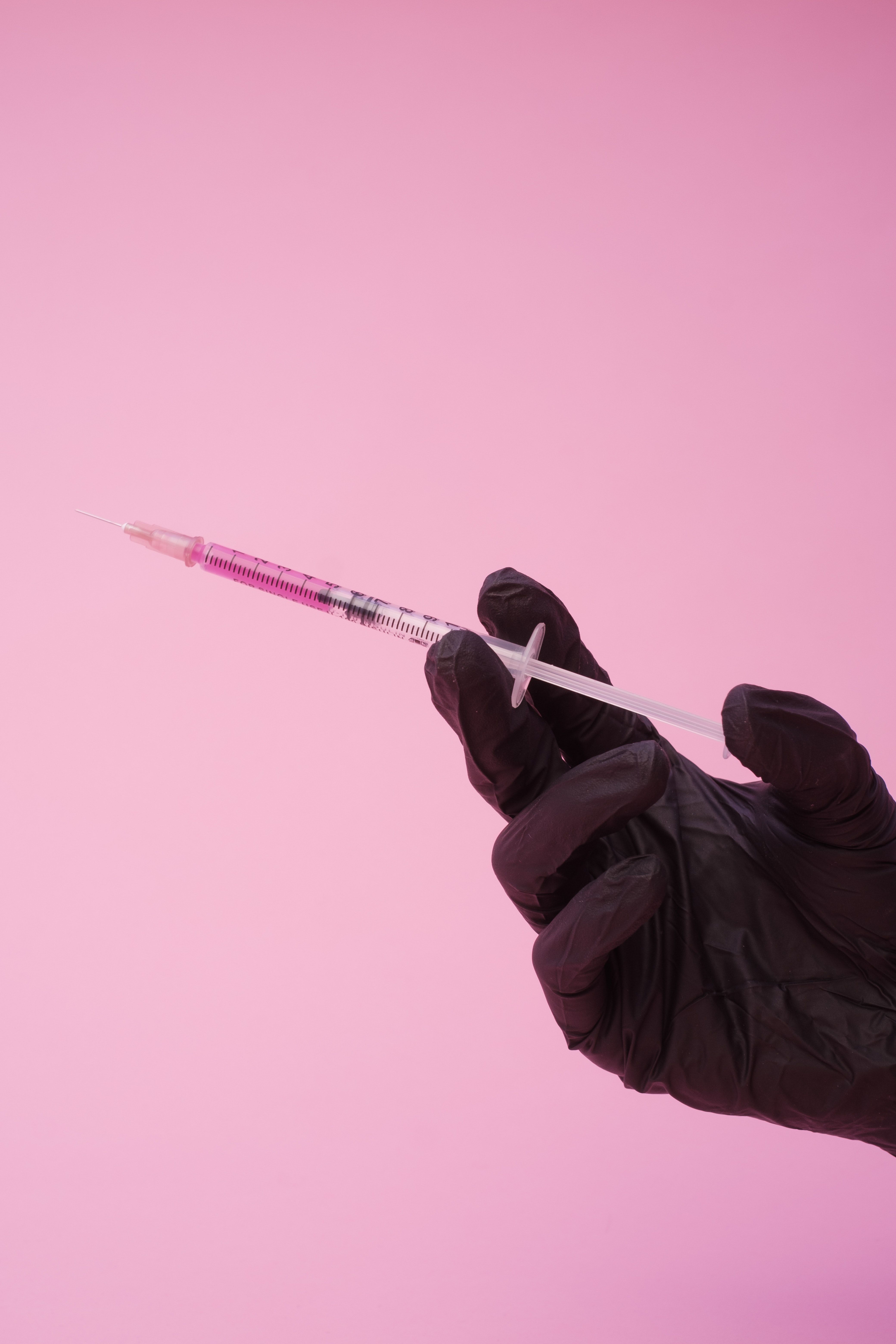 Crop nurse with syringe ready to vaccinate patients · Free