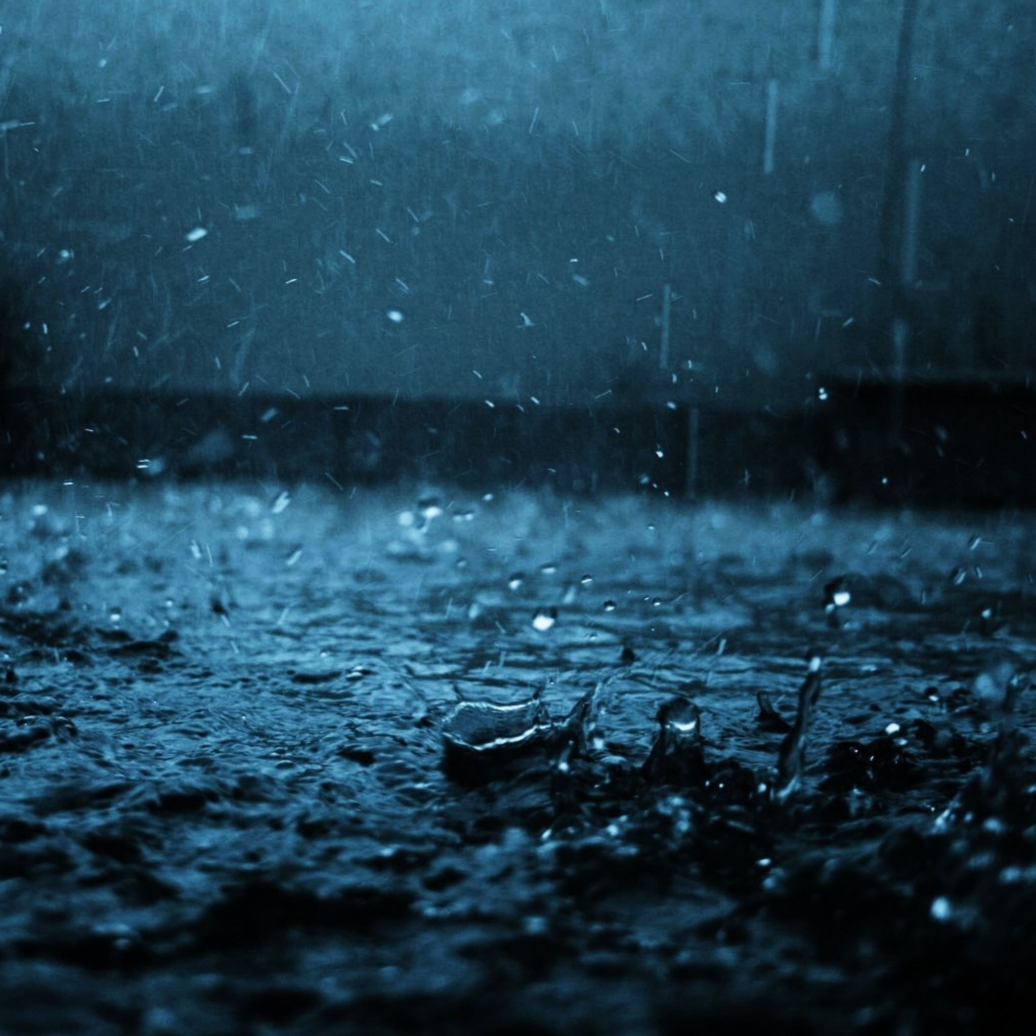 Raindrops falling on the ground in the dark. - Rain