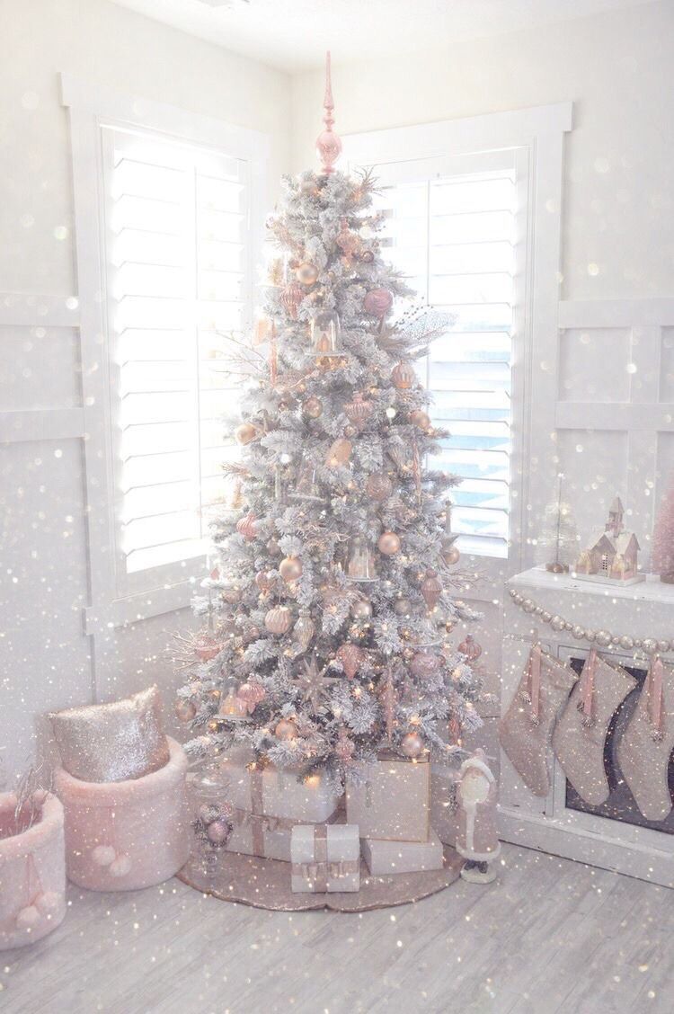 A christmas tree is in the living room - White Christmas, glitter