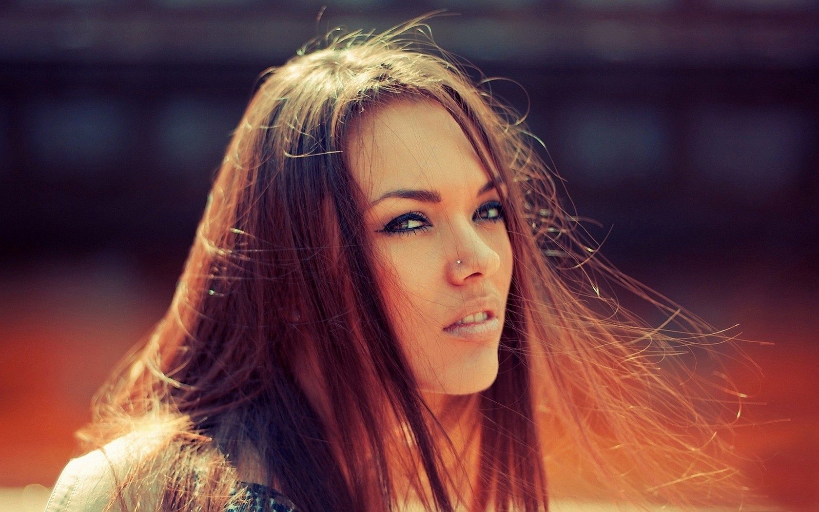 A woman with long hair and brown eyes - Danish