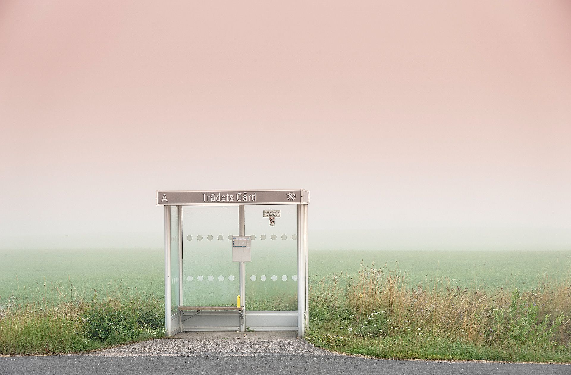 A phone booth sitting in the middle of nowhere - Danish
