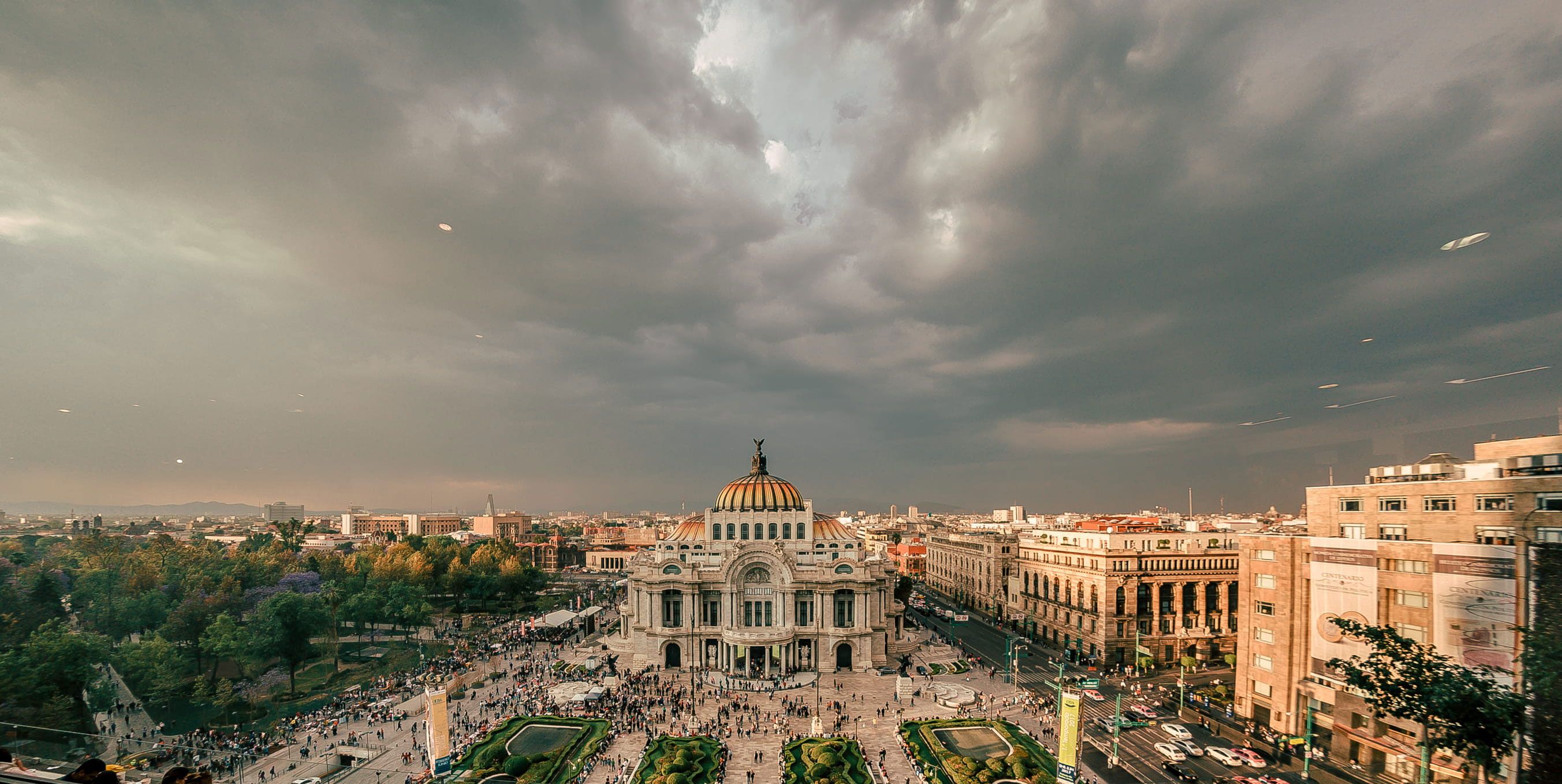 A city with many people and buildings - Mexico