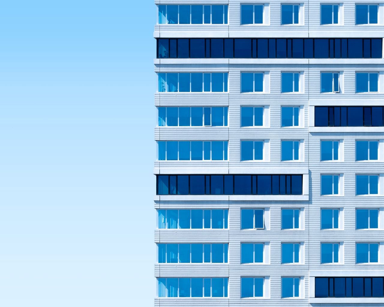 Download wallpaper 1280x1024 building, architecture, sky, minimalism, blue, aesthetic standard 5:4 HD background