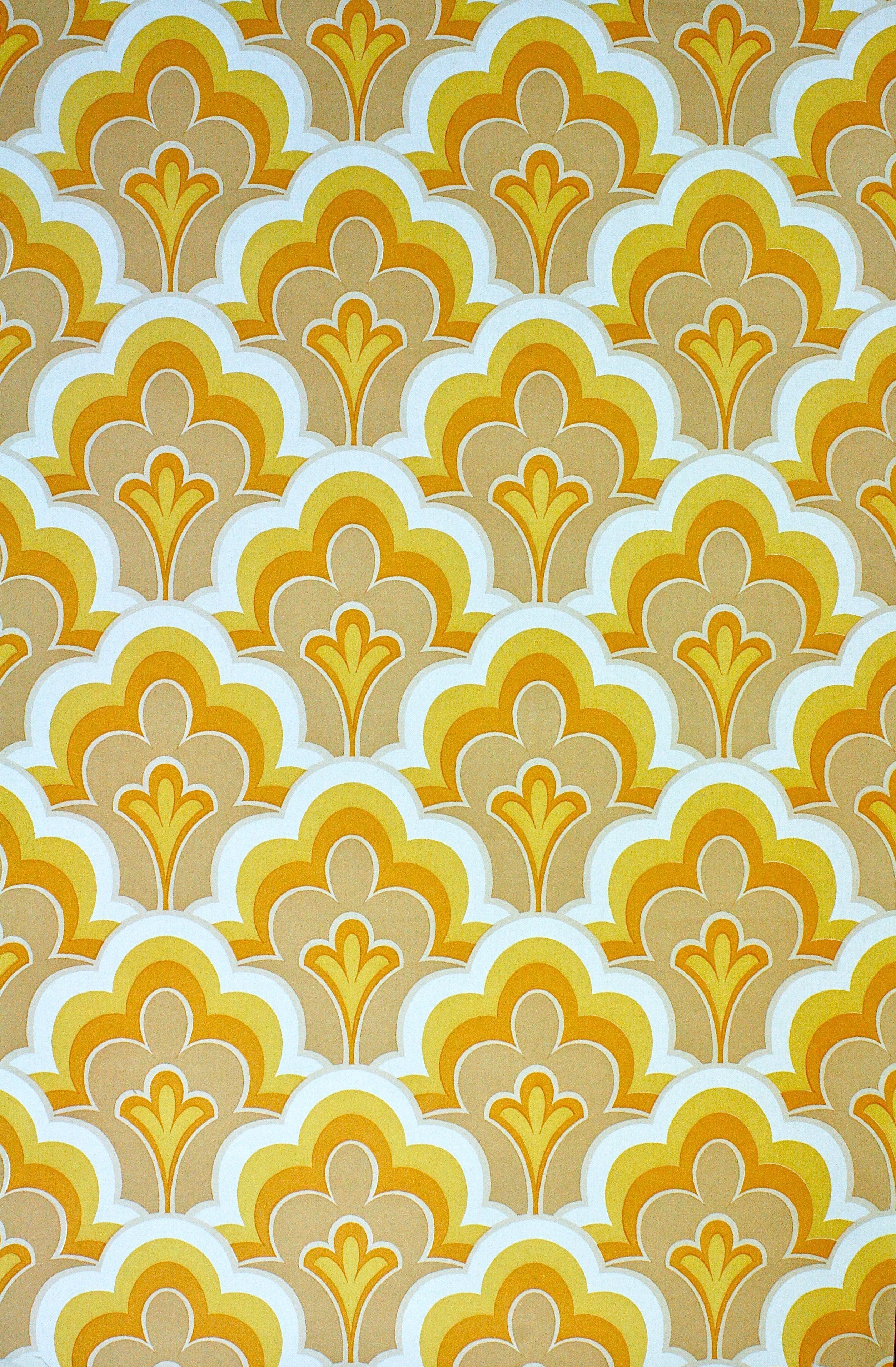 A yellow and white patterned wallpaper - 70s