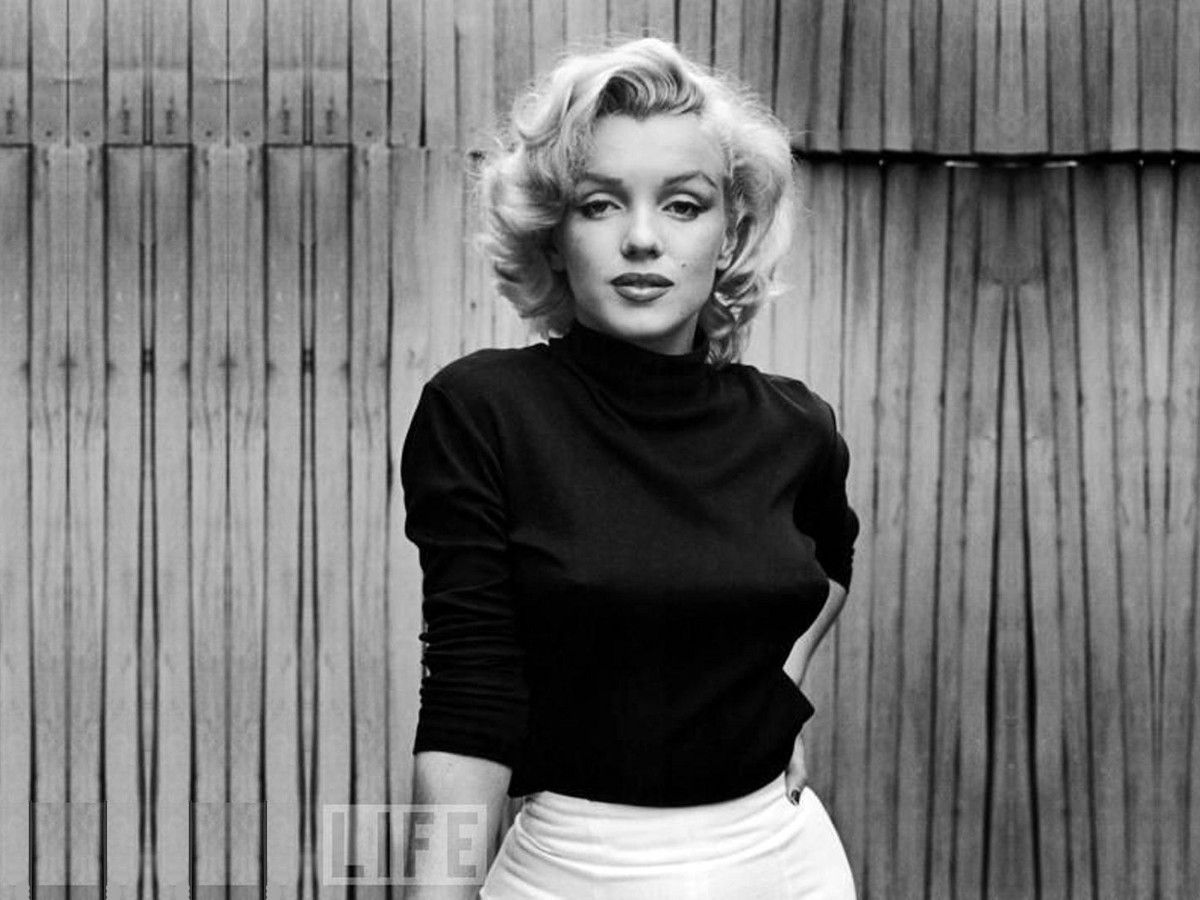 Marilyn Monroe in a black top and white skirt - Marilyn Monroe