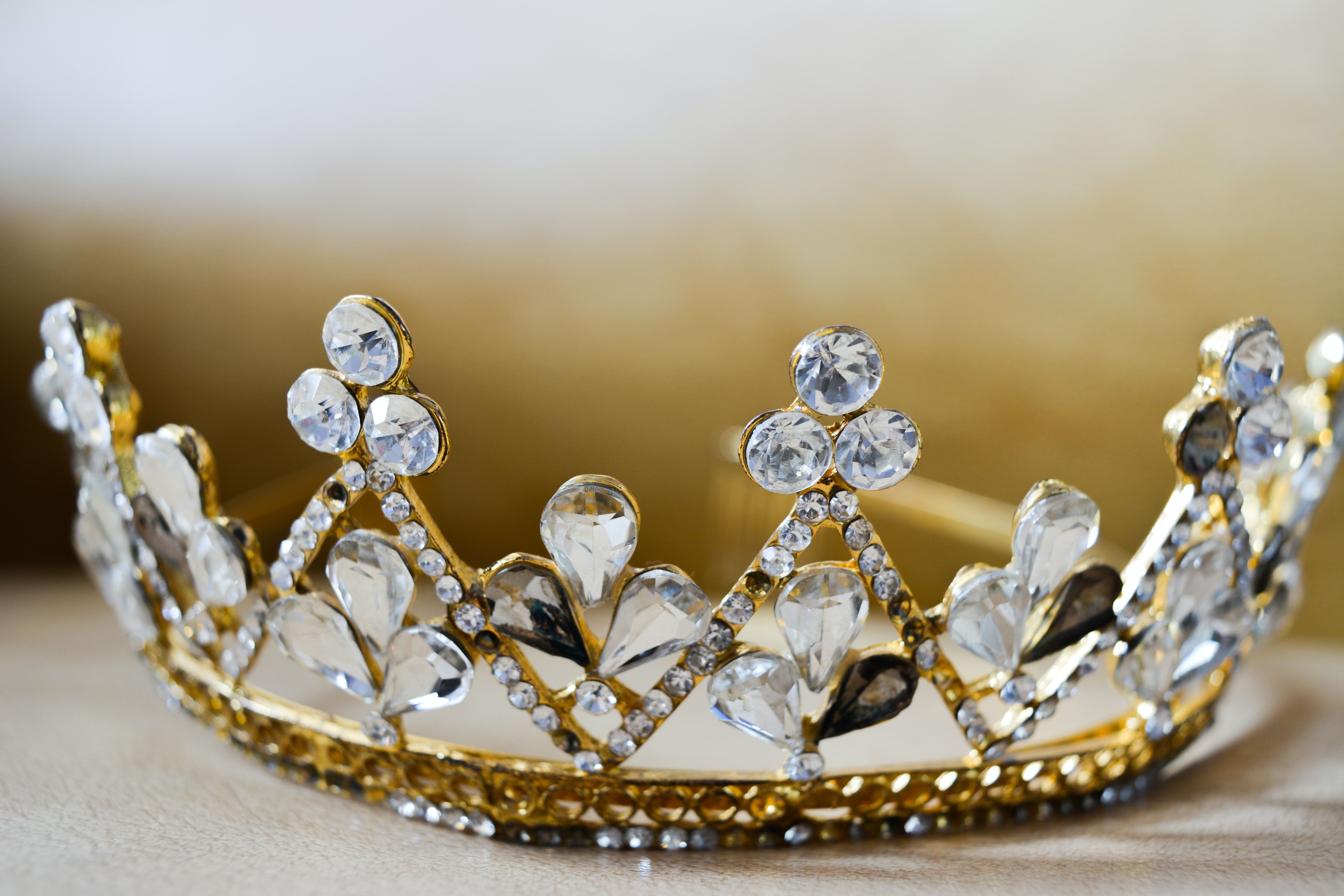 A crown made of gold and diamonds - Royalcore, crown