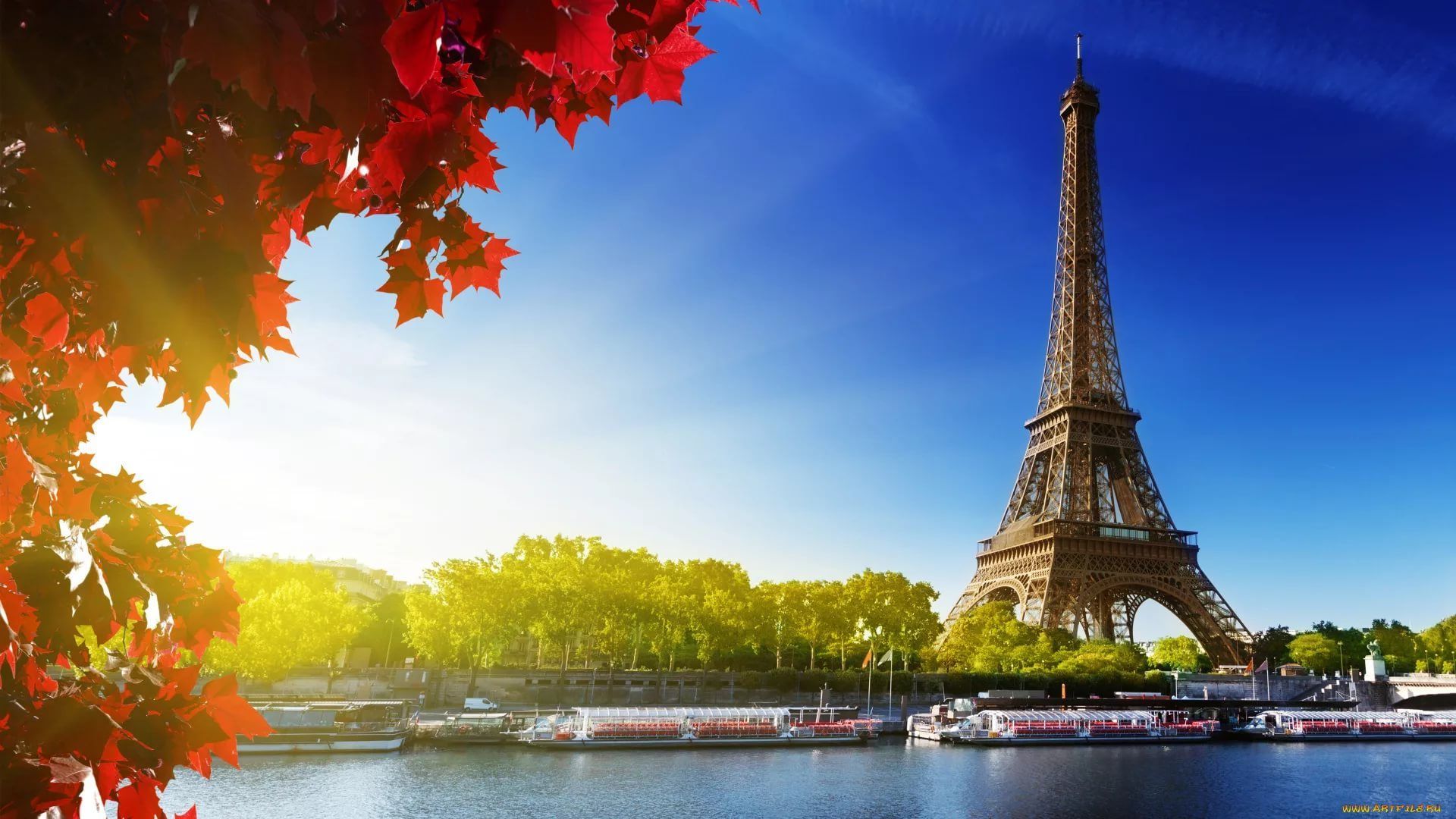 The eiffel tower is seen in front of a river - Paris