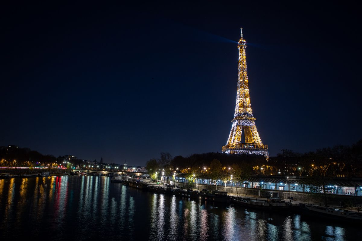 Eiffel Tower at night : photo, light show and glitter