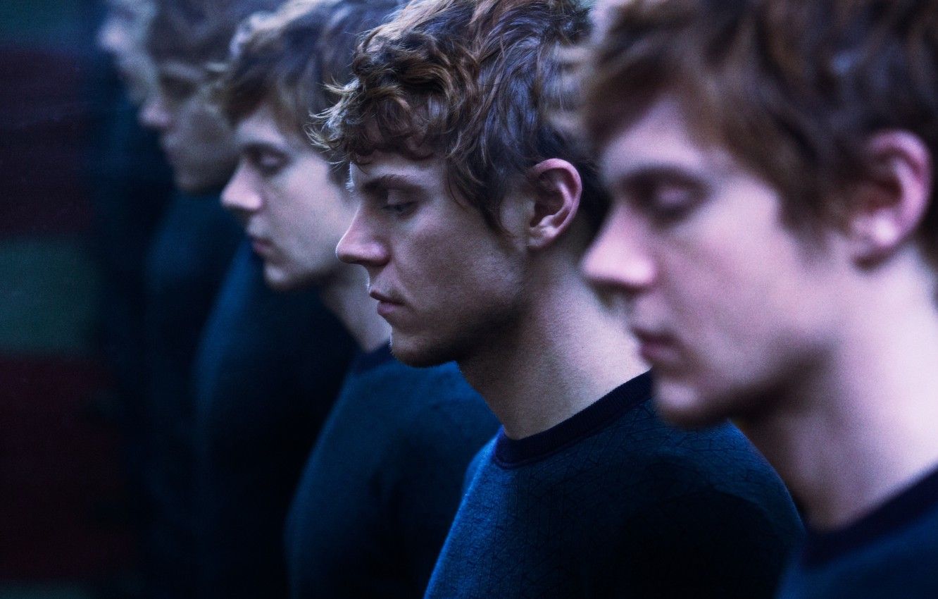 A group of men looking at themselves in the mirror - Evan Peters