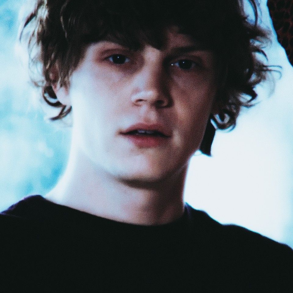 Evan Peters Aesthetic Cute Hot Rare Icon Wallpaper. By Rosichan