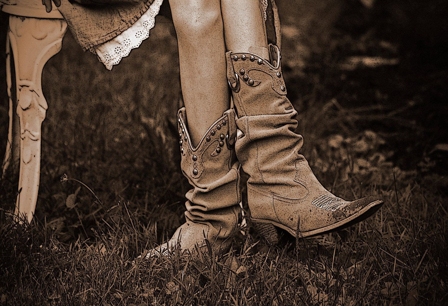 A woman sitting on the ground with her legs crossed - Cowgirl