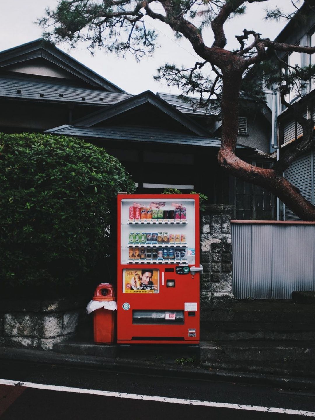 A vending machine sitting on the side of an alley - Japan, Japanese