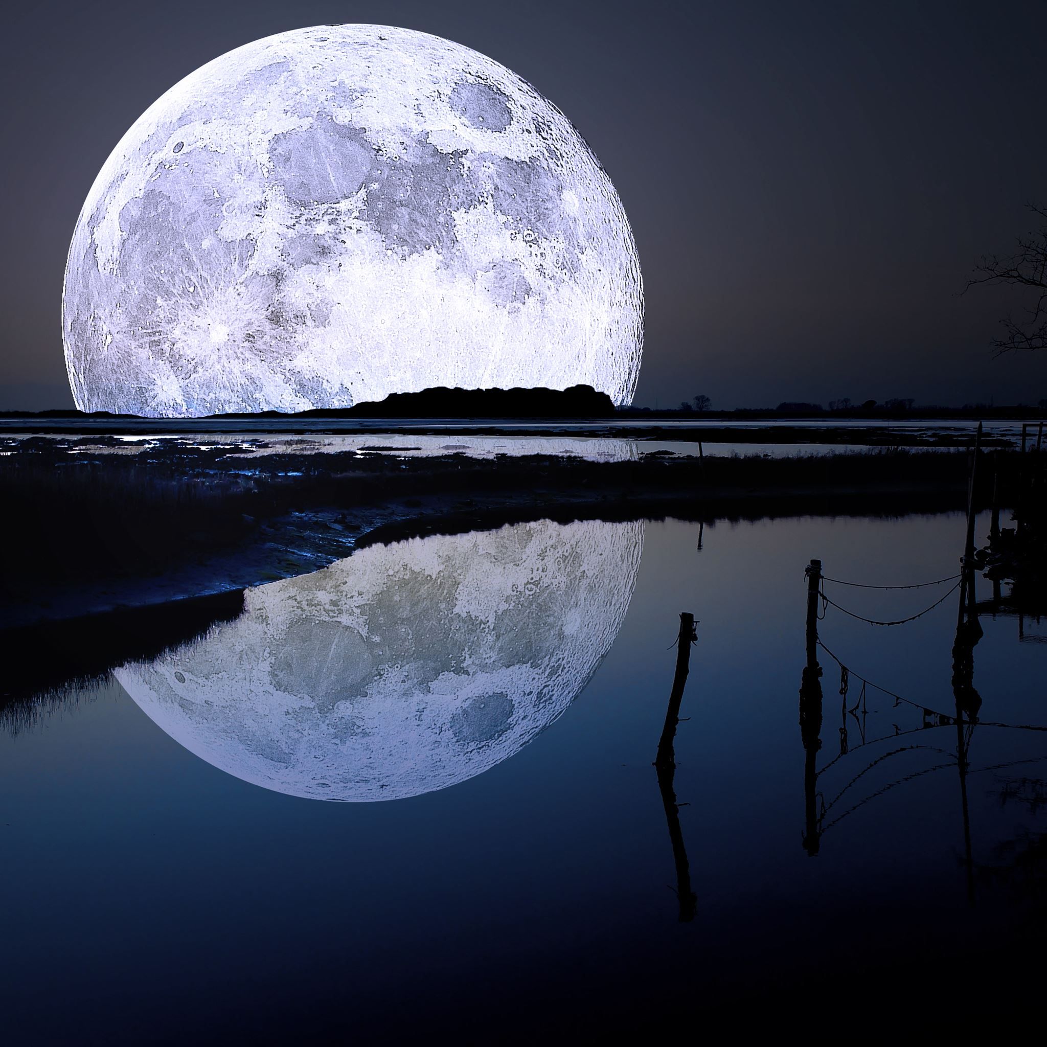 A full moon reflects in the water - Moon