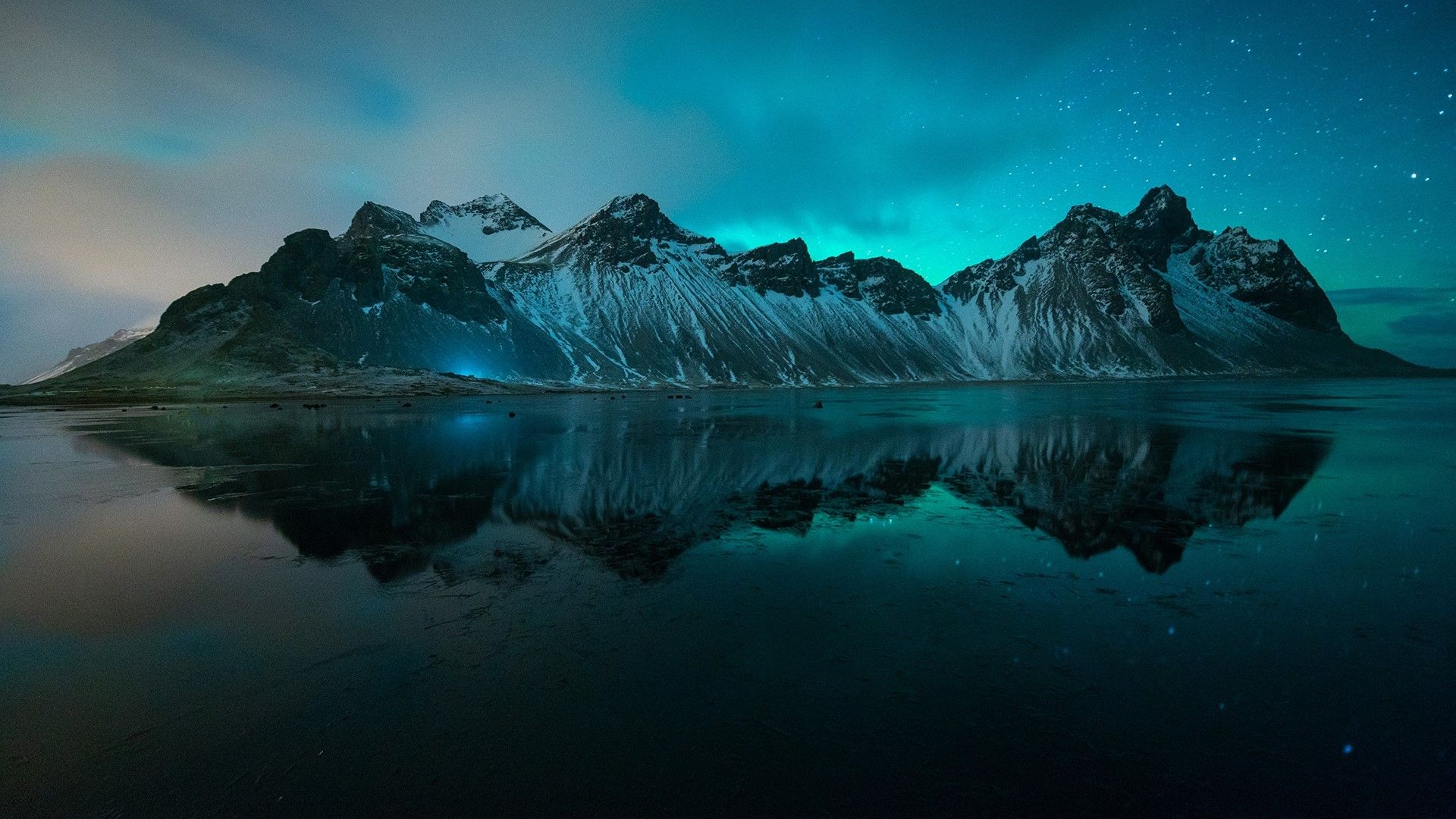 The aurora borealis is reflected in a lake - Cyan