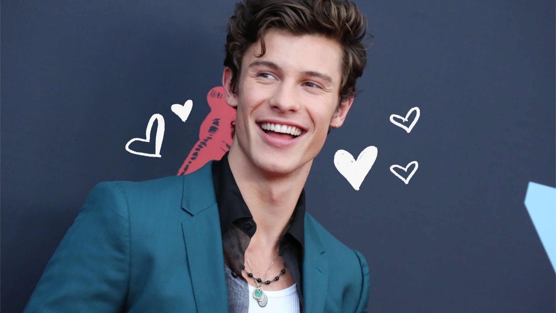 The 22-year-old Canadian singer and songwriter Shawn Mendes is smiling on the red carpet. - Shawn Mendes