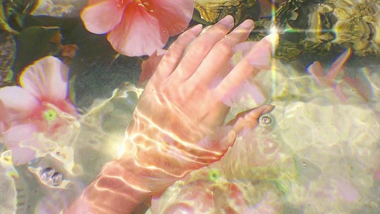 A hand is reaching out of the water - Calming