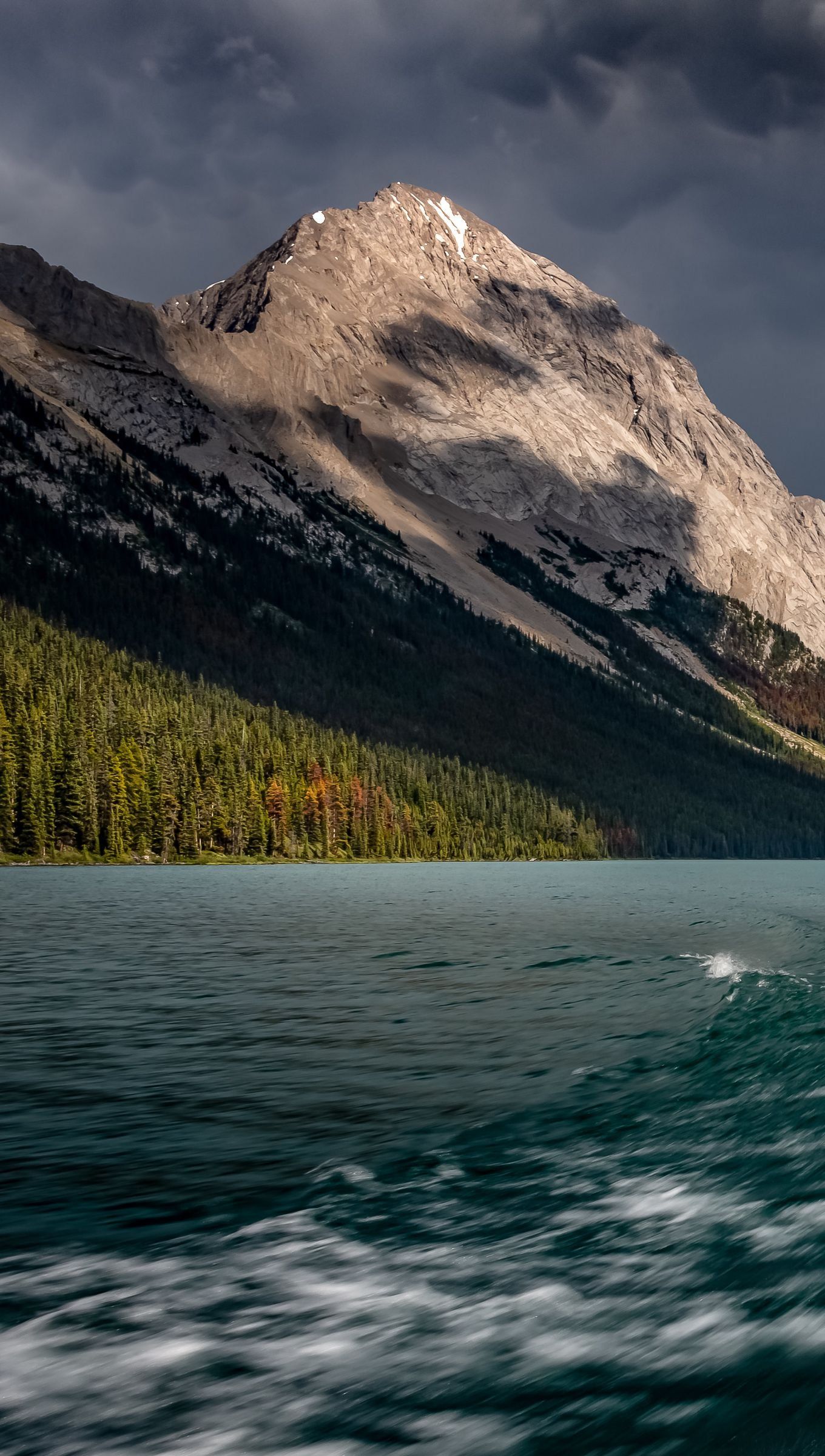 Waves in lake next to mountains Wallpaper 4k Ultra HD