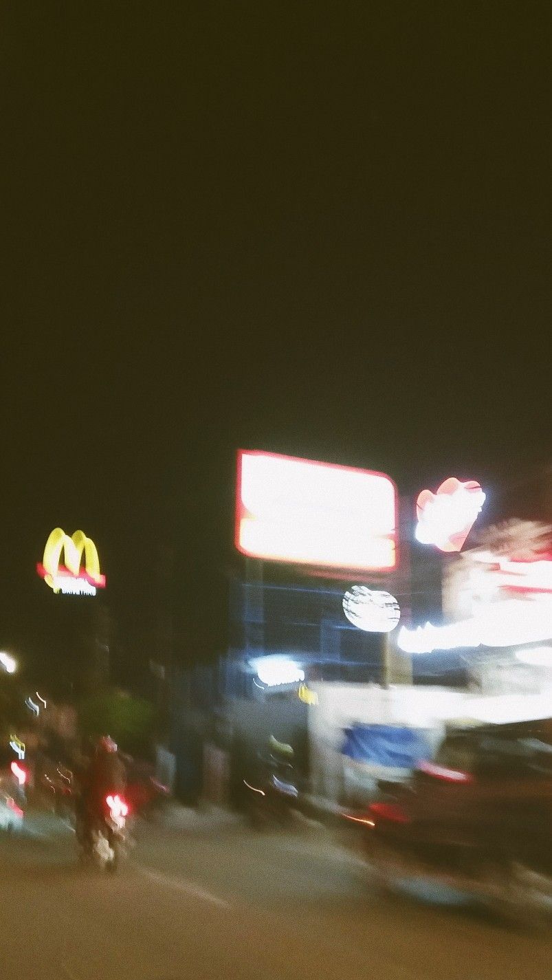 vsco #street #blurry #tumblr #instagram #aesthetic. Aesthetic blurry wallpaper, Blurry picture, Night scenery