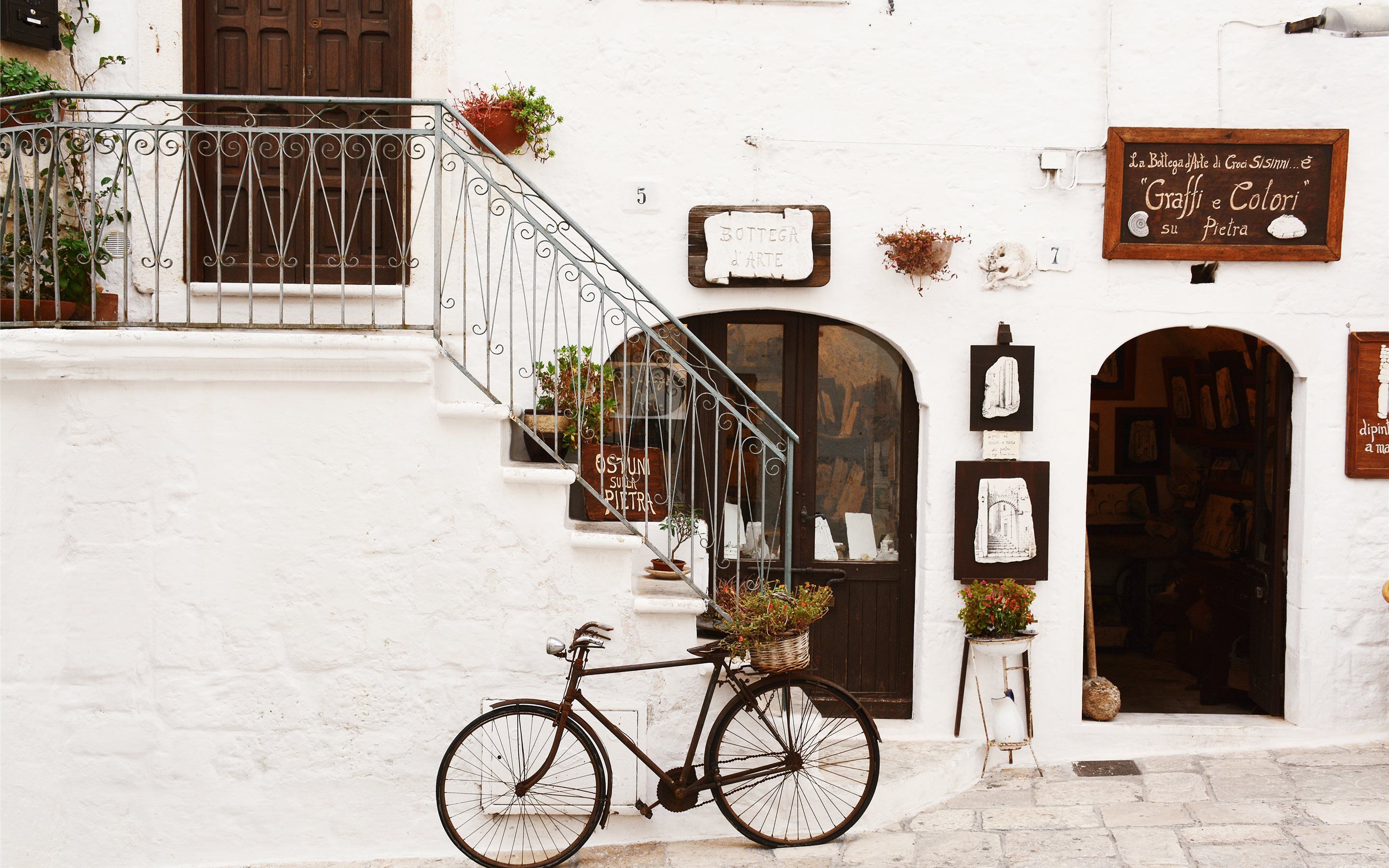 Vintage bike in Italy MacBook Air Wallpaper Download