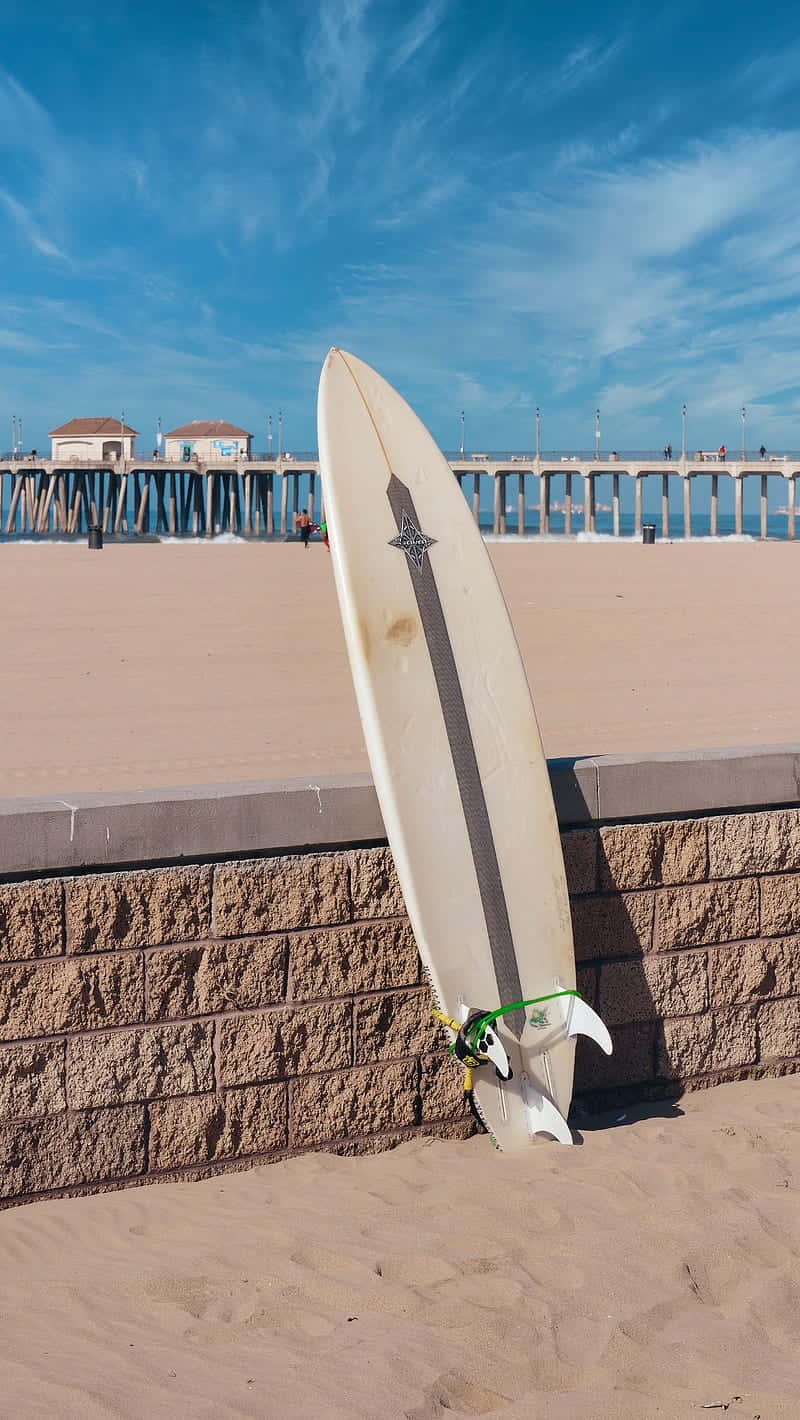 A surfboard is leaning against the wall - Surf