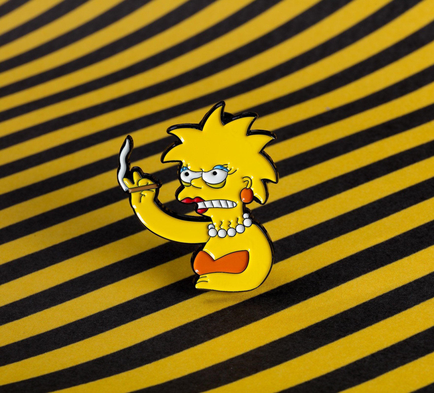 Enamel pin of Marge Simpson holding a knife and a cigarette - Lisa Simpson