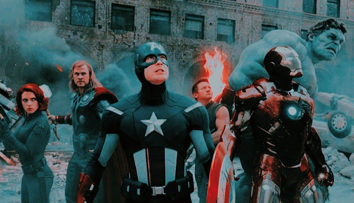 The Avengers stand in front of a burning city - Marvel, Avengers