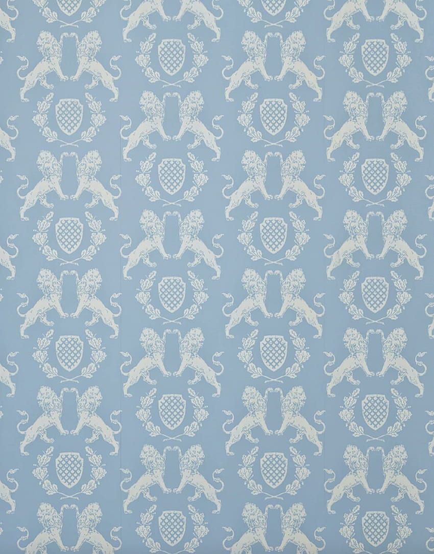 Light blue wallpaper with white lion and shield patterns. - Bridgerton