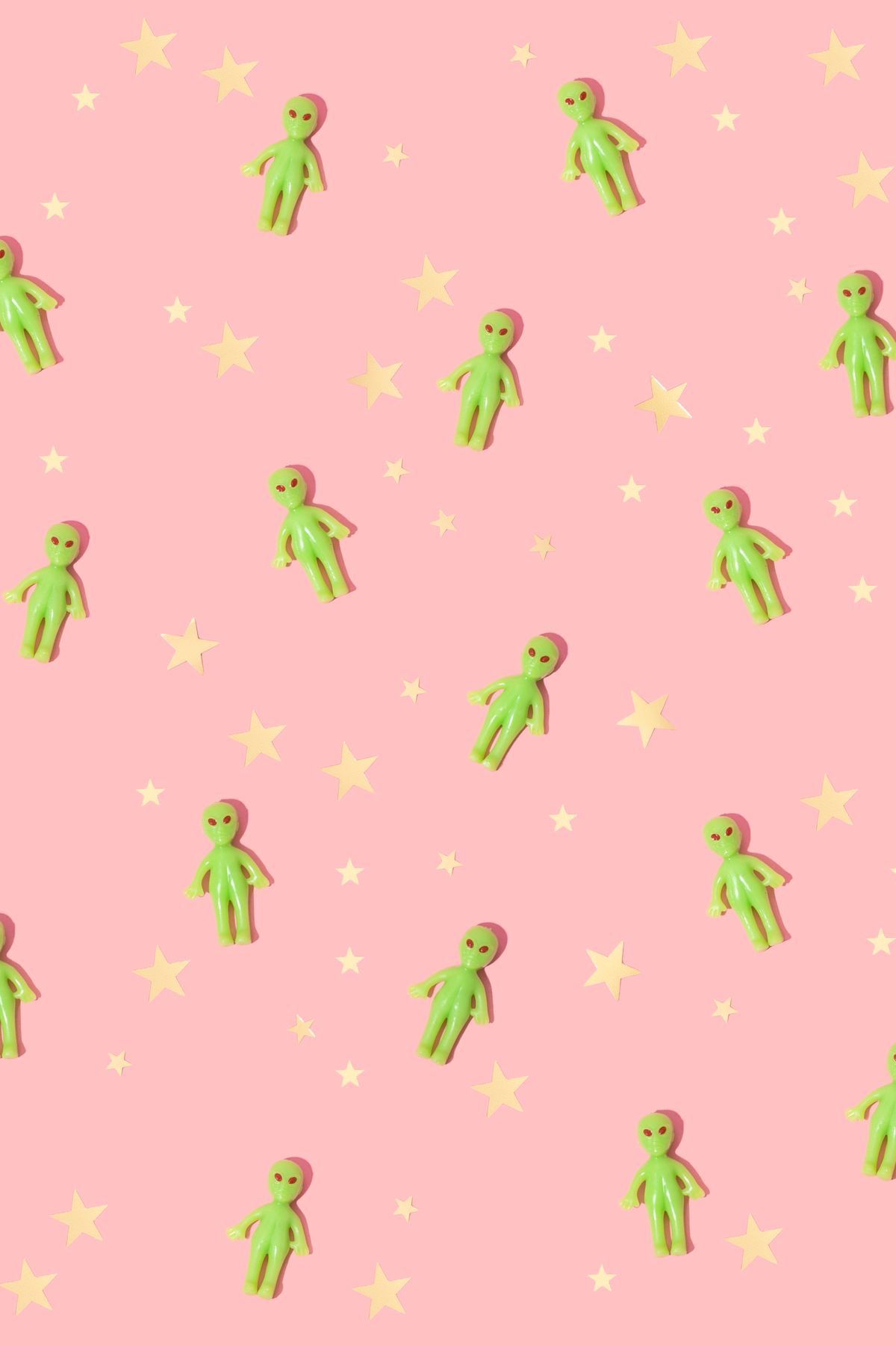 A pattern of green aliens on pink background - Alien, pattern