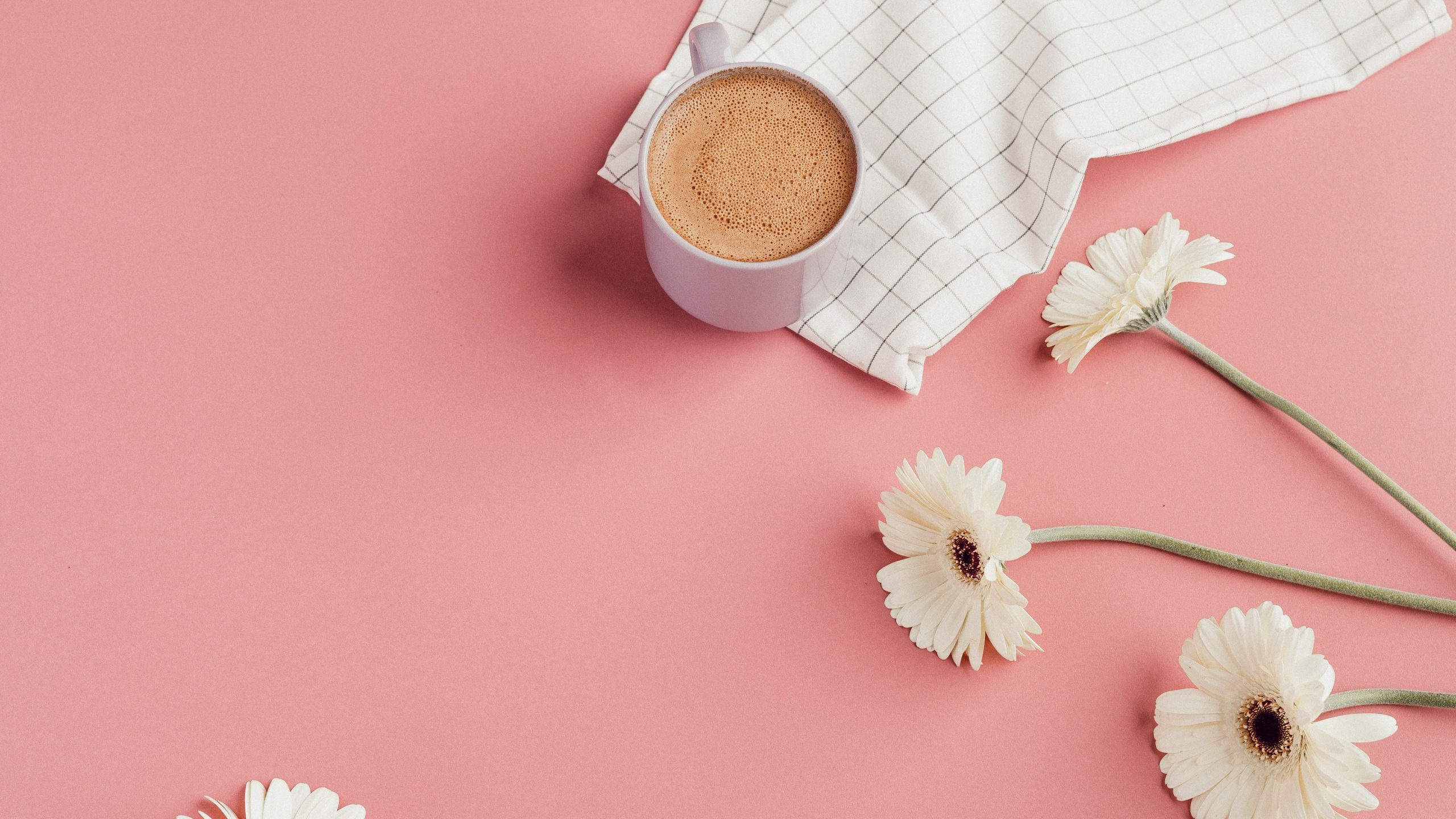 A cup of coffee and some flowers on top - Desktop