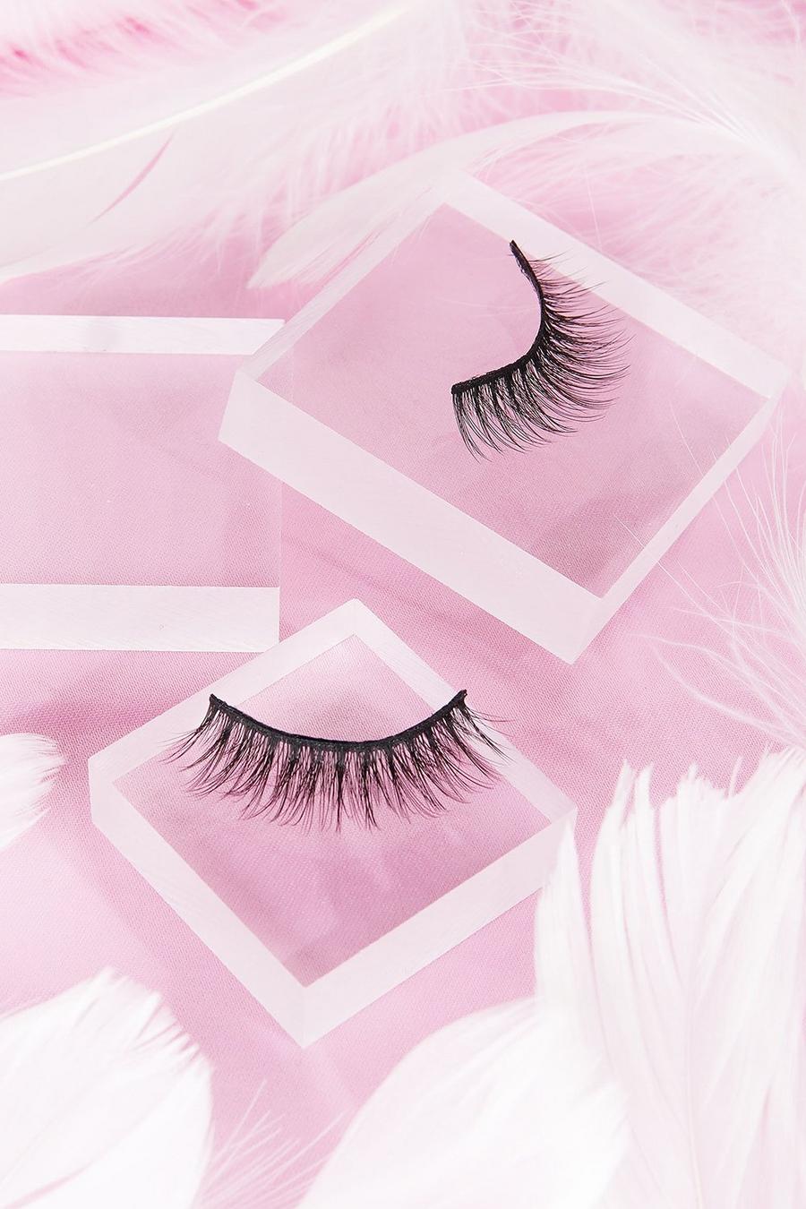 A pair of false eyelashes on top and bottom - Makeup