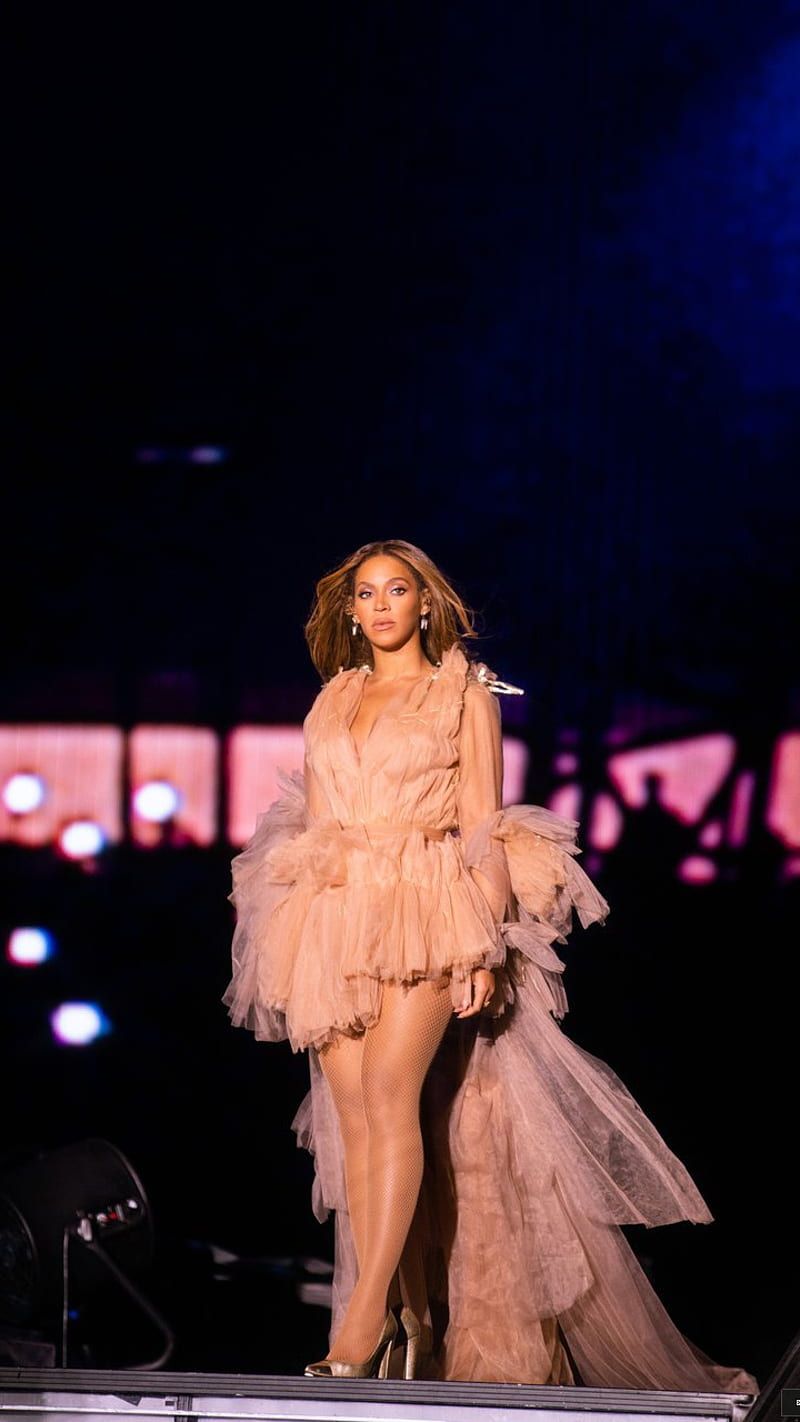 Beyoncé wears a tulle dress and walks on stage - Beyonce