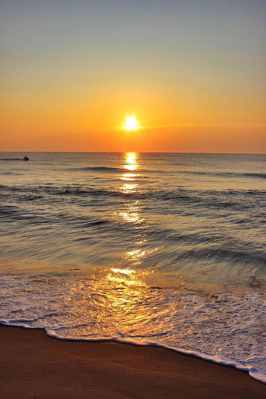 sunrise at the beach HD wallpaper
