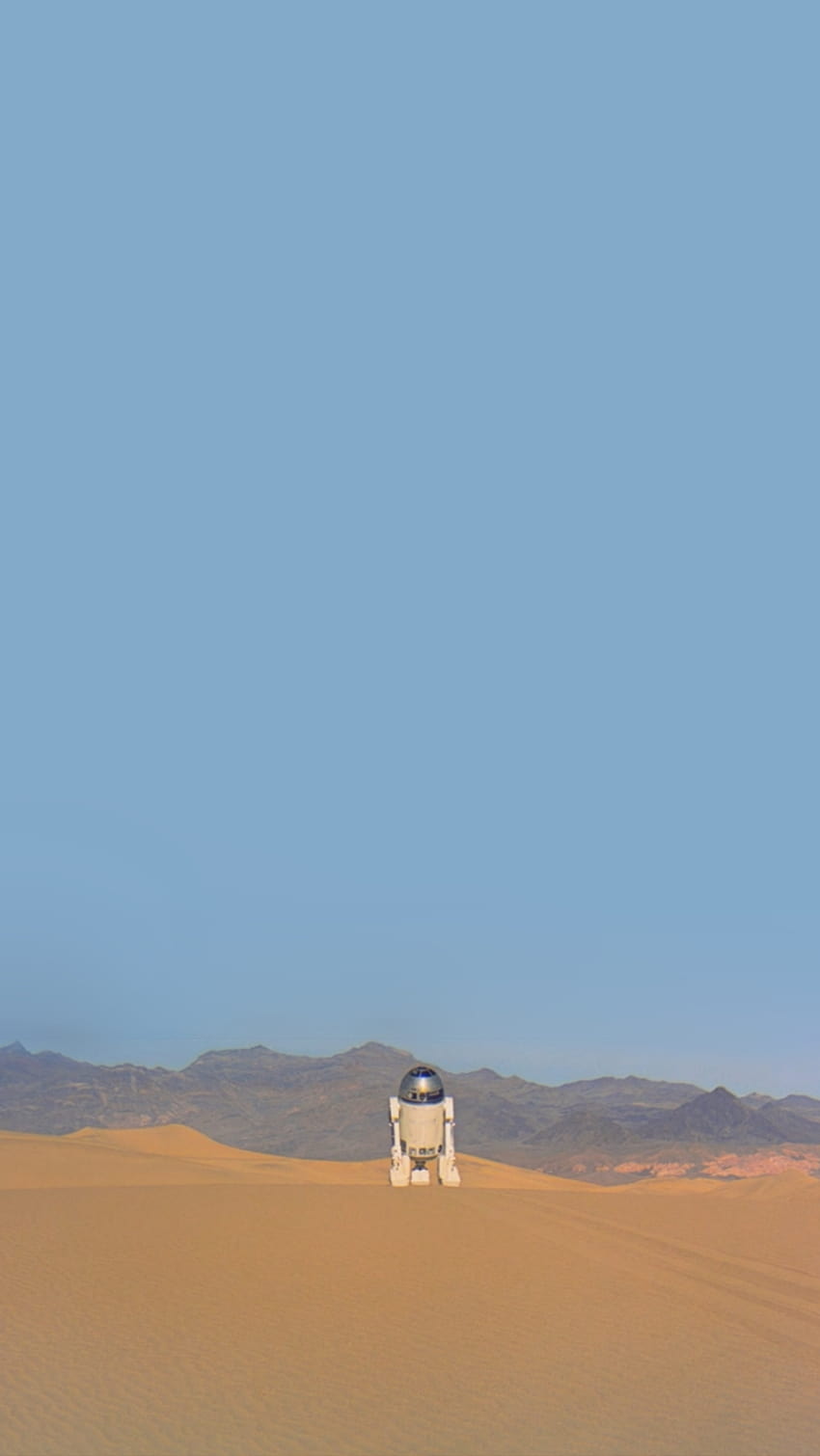 R2D2 in the middle of a desert - Star Wars