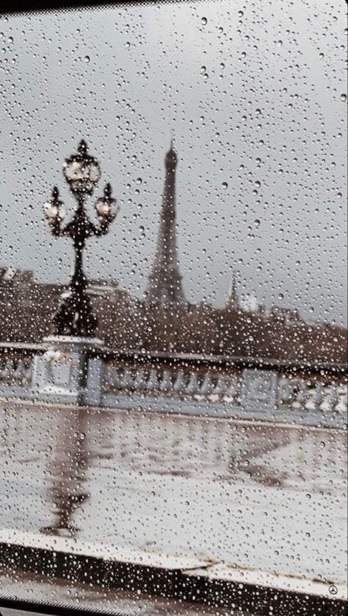pin / allisonpkk. Rainy wallpaper, Rain wallpaper, Paris aesthetic wallpaper