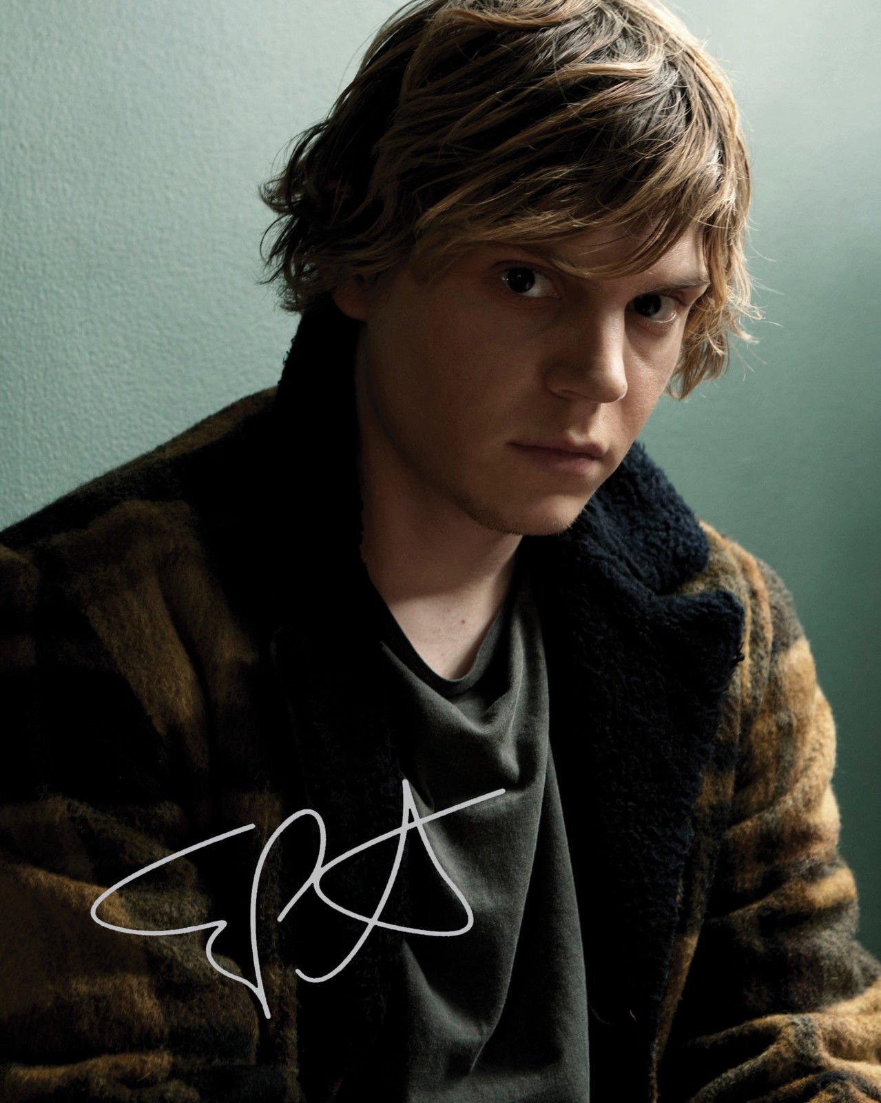 Photo Evan Peters Signed Autographed 8 x 10: Photographs