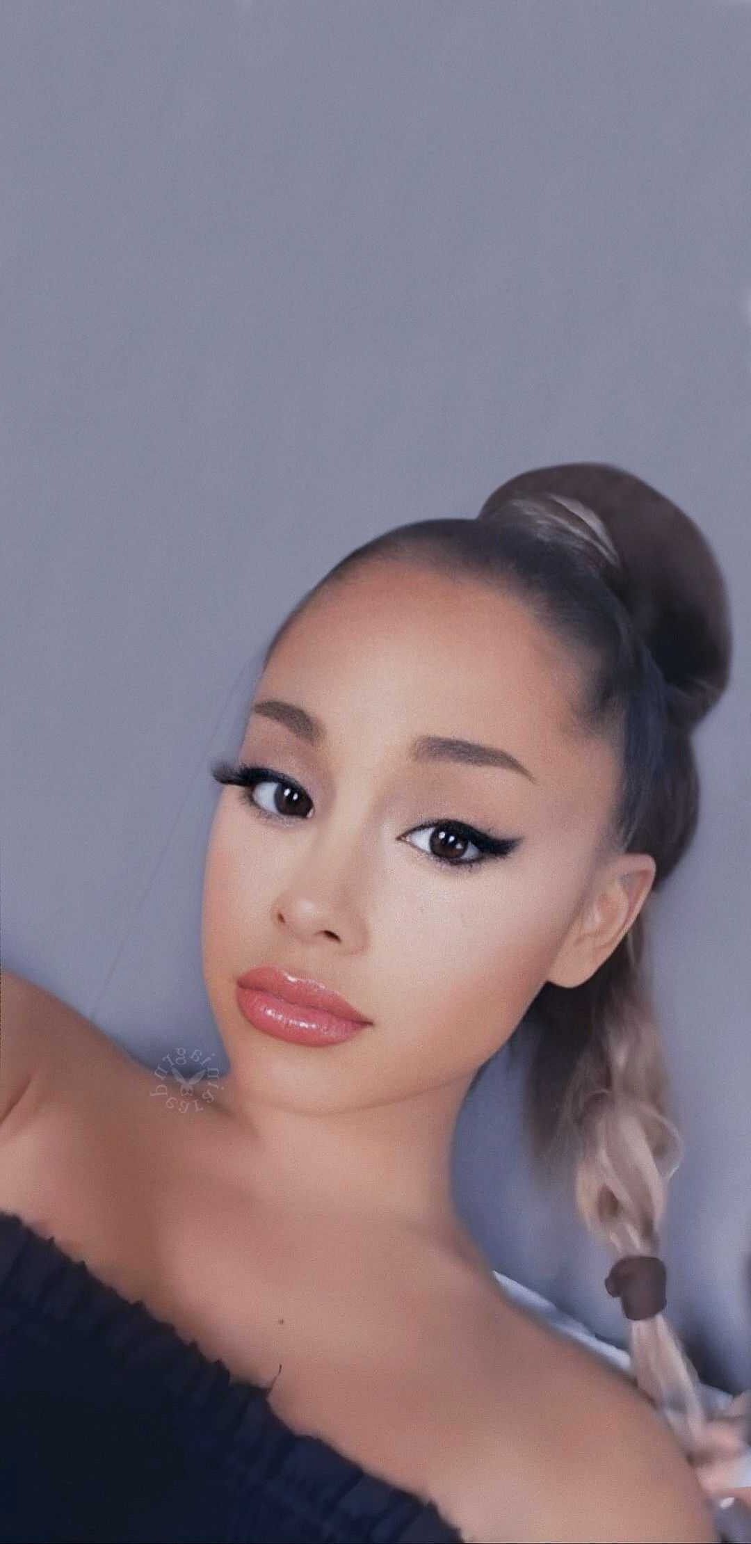 Ariana Grande Wallpaper