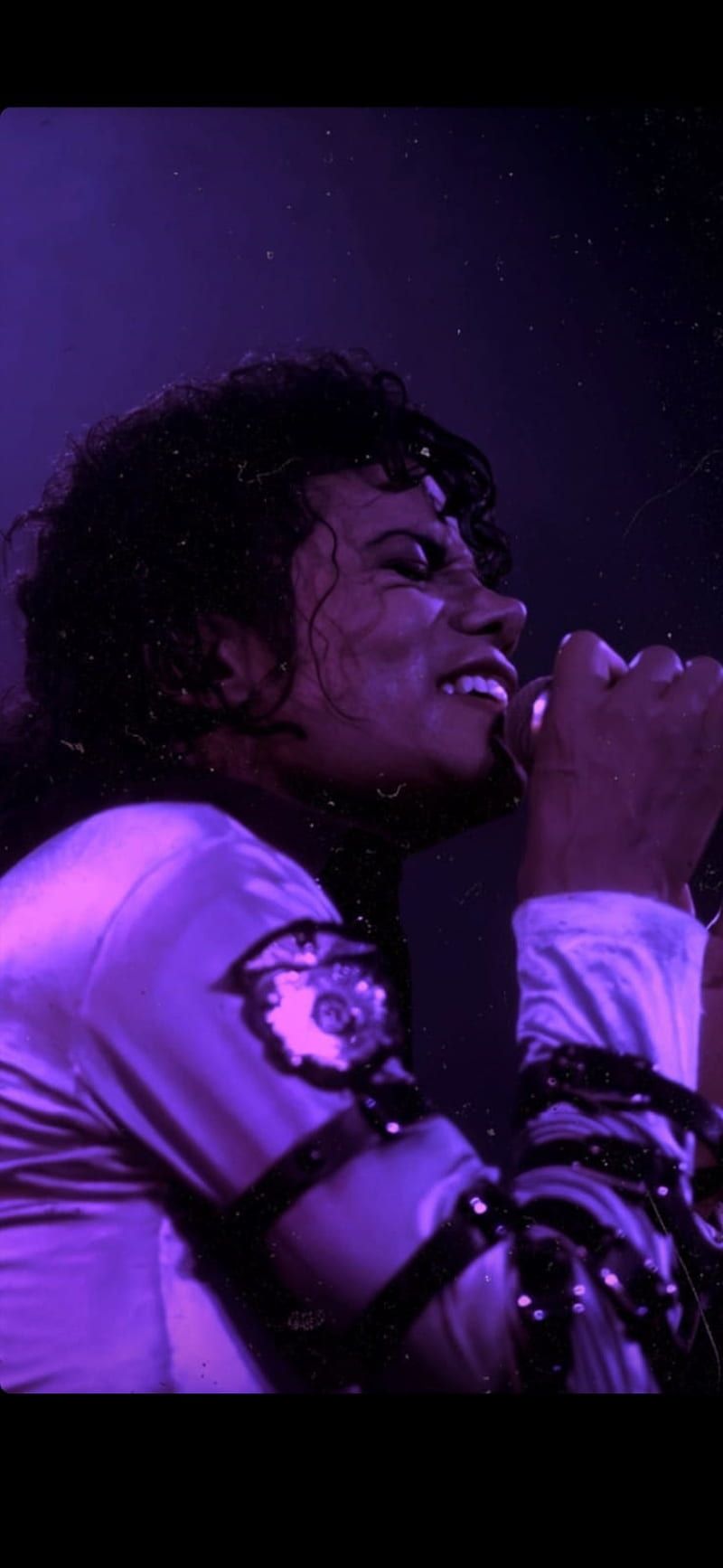 A man singing into the microphone - Michael Jackson